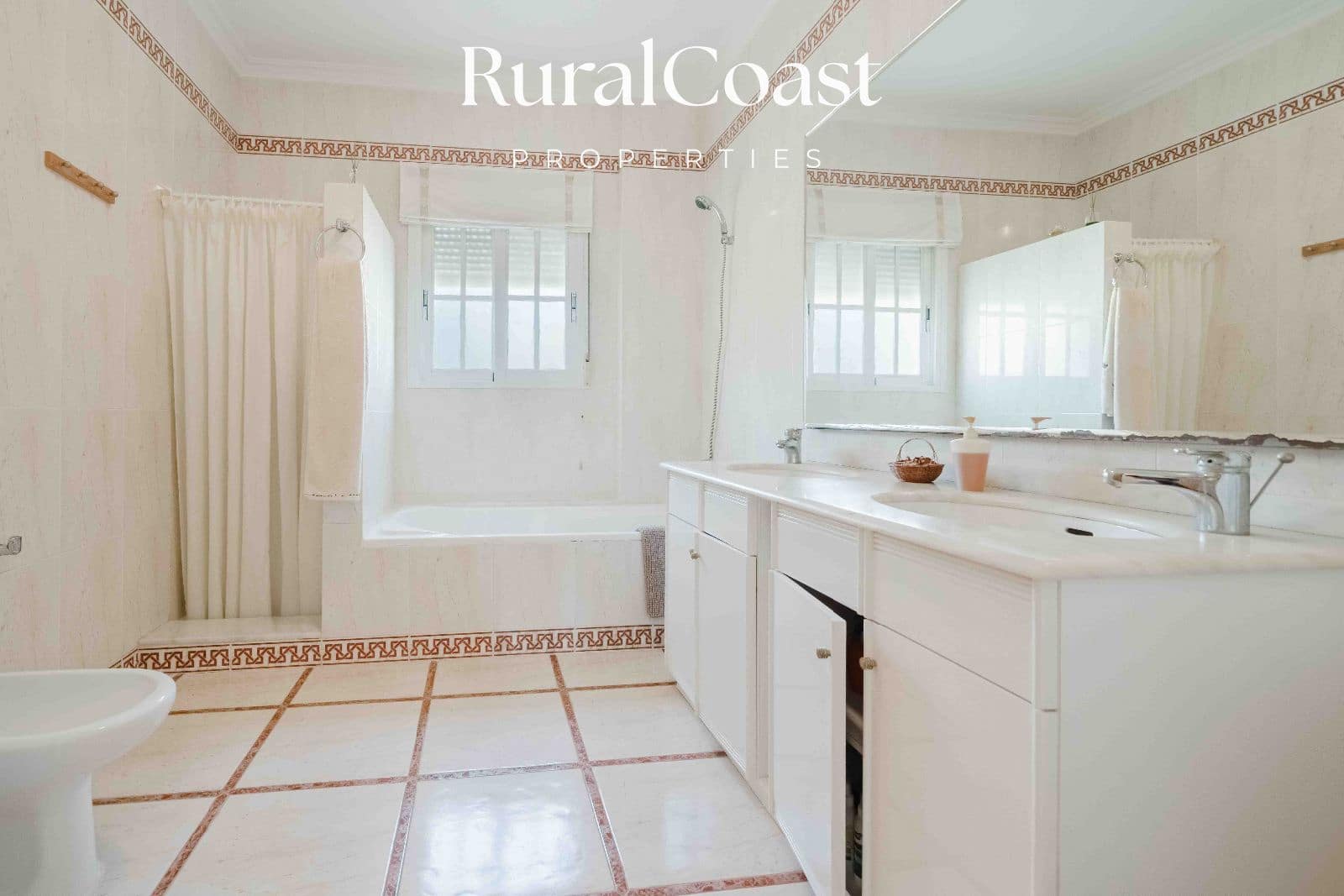 4 soverom Villa til salgs i El Campello med svømmebasseng garasje - € 1 100 000 (Ref: 8880583)