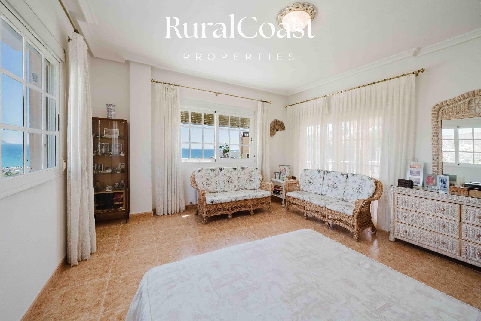 4 soverom Villa til salgs i El Campello med svømmebasseng garasje - € 1 100 000 (Ref: 8880583)