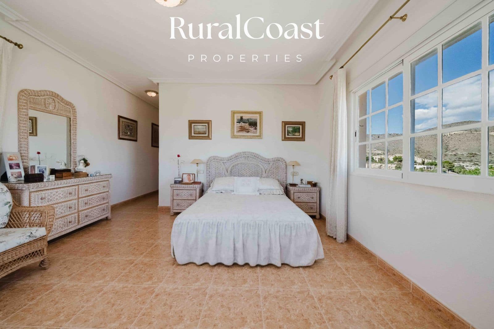 4 soverom Villa til salgs i El Campello med svømmebasseng garasje - € 1 100 000 (Ref: 8880583)