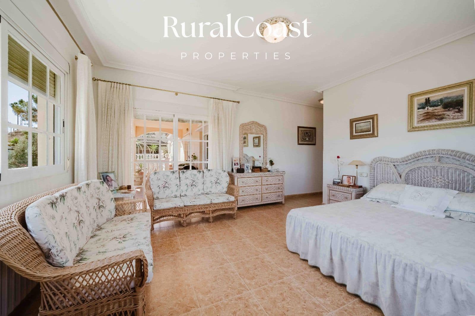 4 soverom Villa til salgs i El Campello med svømmebasseng garasje - € 1 100 000 (Ref: 8880583)