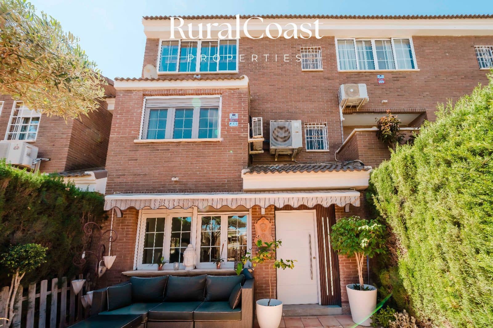 4 soverom Bungalow til salgs i Alicante by med svømmebasseng garasje - € 590 000 (Ref: 9221528)