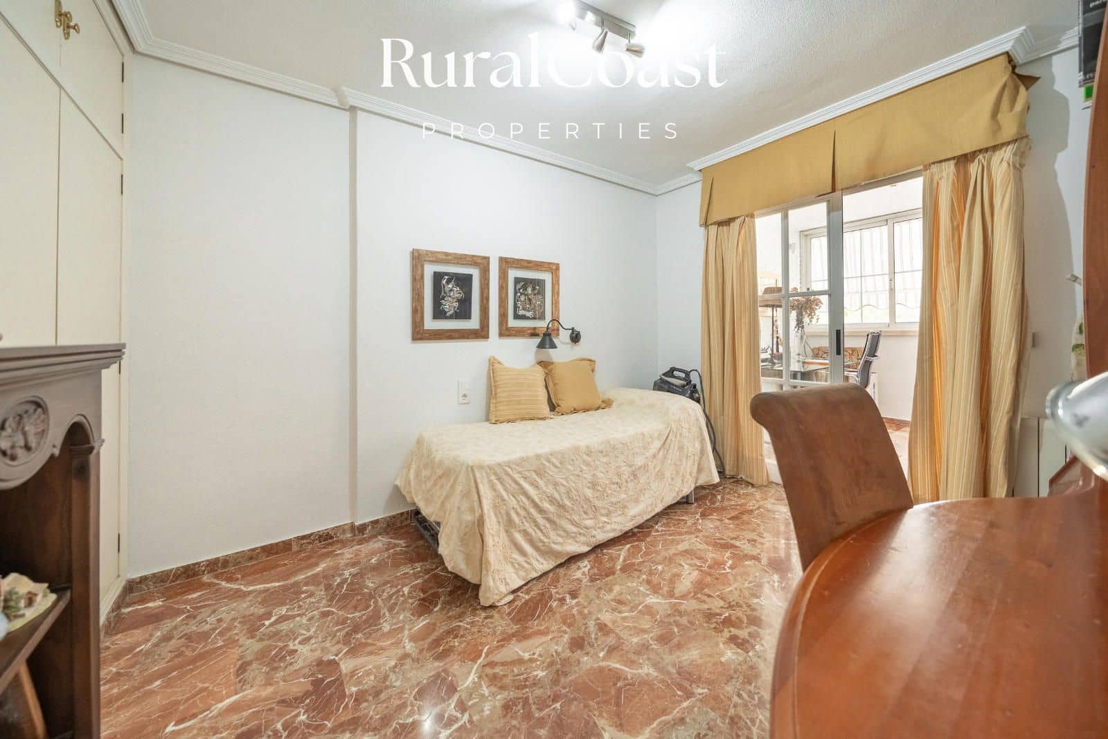 4 soverom Bungalow til salgs i Alicante by med svømmebasseng garasje - € 590 000 (Ref: 9221528)