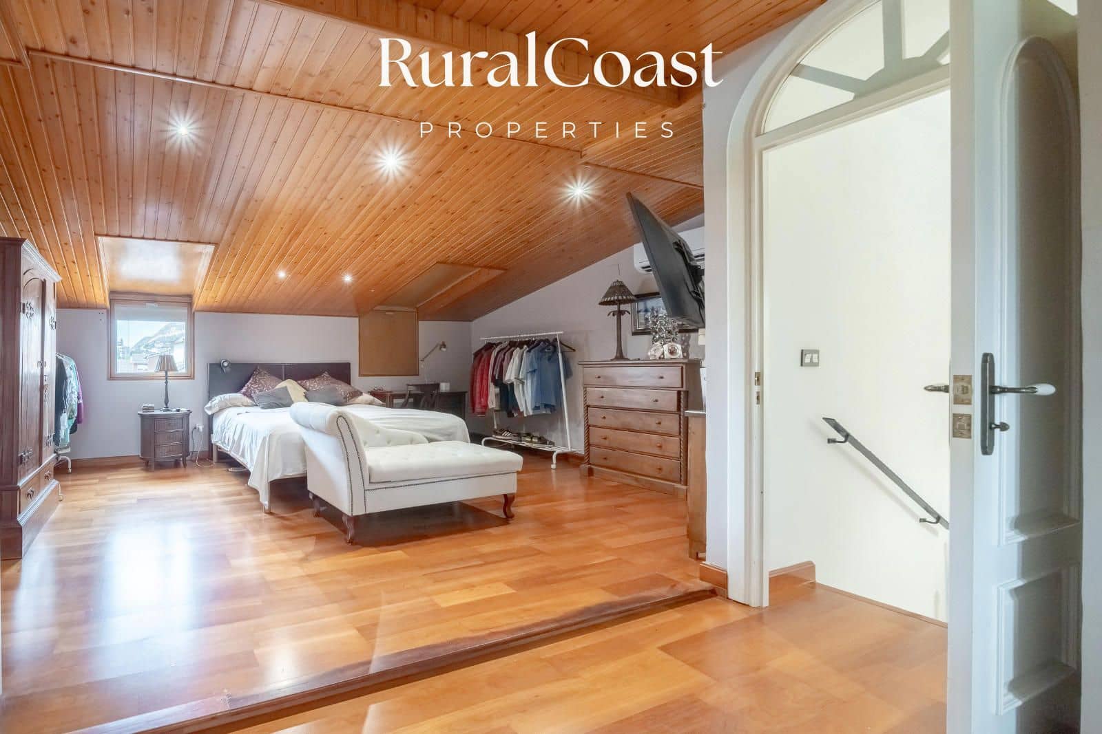 4 soverom Bungalow til salgs i Alicante by med svømmebasseng garasje - € 590 000 (Ref: 9221528)