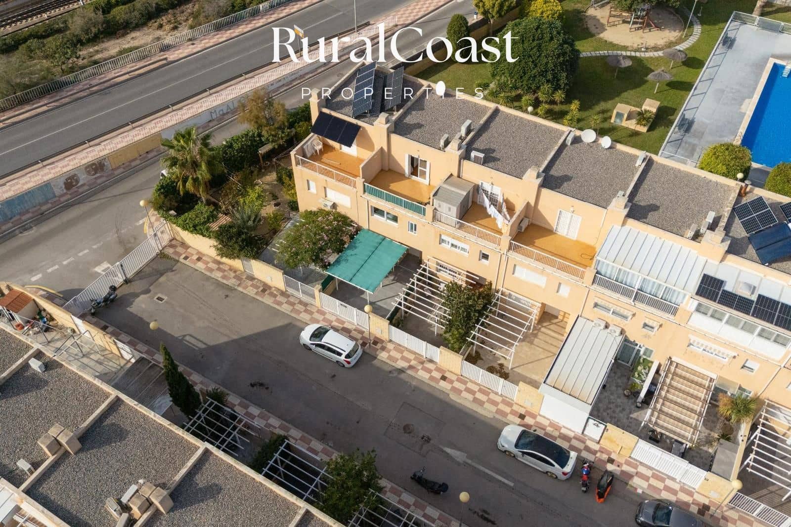 3 soveværelse Byhus til salg i El Campello med swimmingpool - € 320.000 (Ref: 9436535)