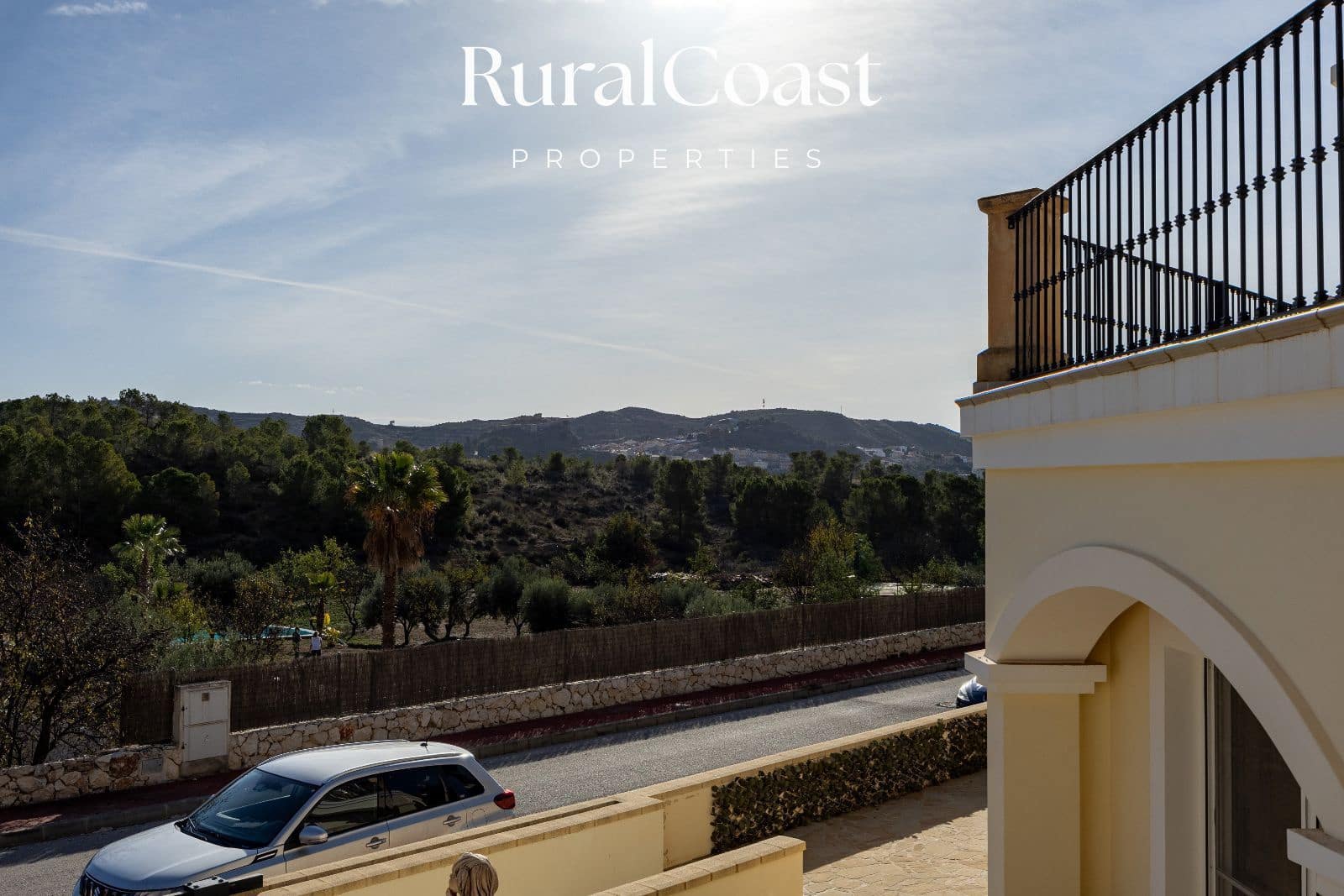 5 bedroom Villa for sale in Busot with pool garage - € 695,000 (Ref: 9496393)