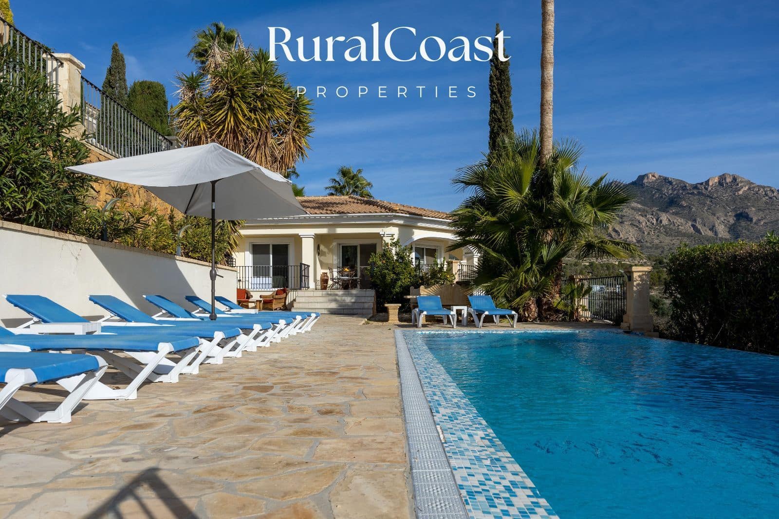 5 bedroom Villa for sale in Busot with pool garage - € 695,000 (Ref: 9496393)