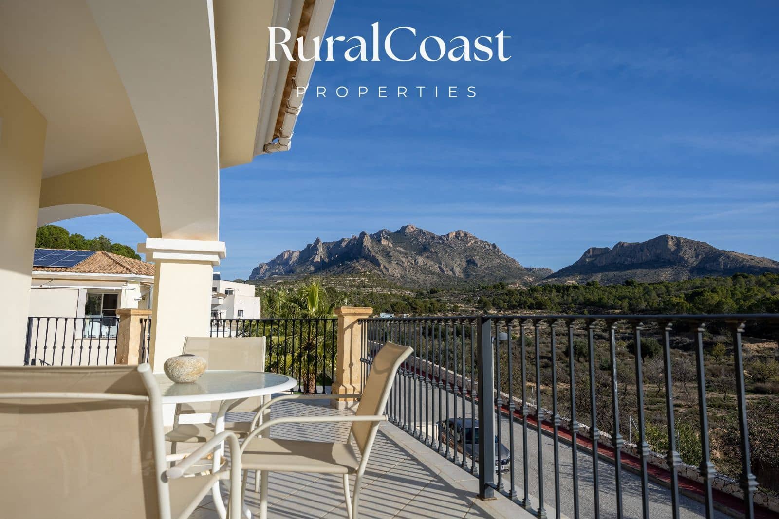 5 bedroom Villa for sale in Busot with pool garage - € 695,000 (Ref: 9496393)