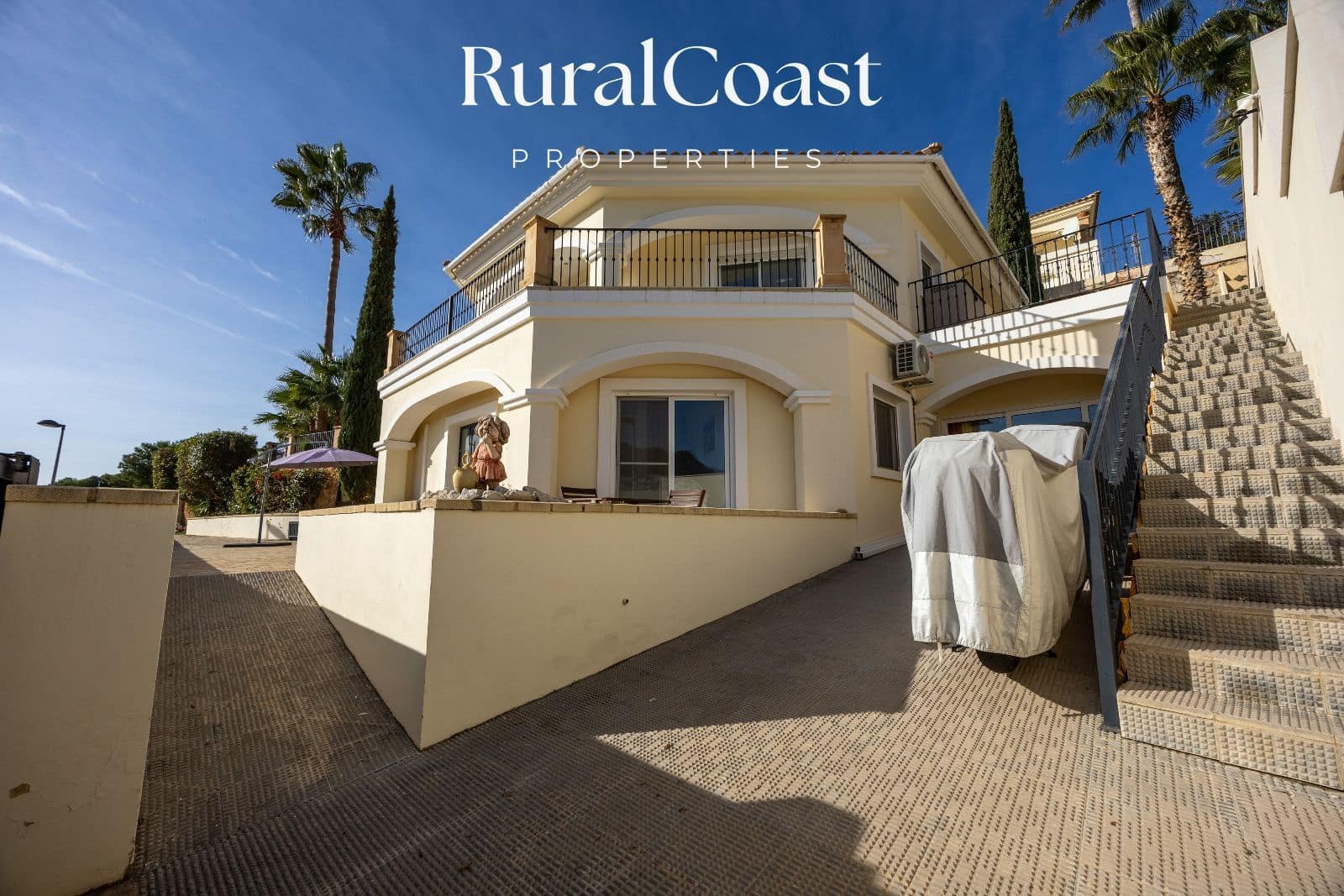 5 bedroom Villa for sale in Busot with pool garage - € 695,000 (Ref: 9496393)