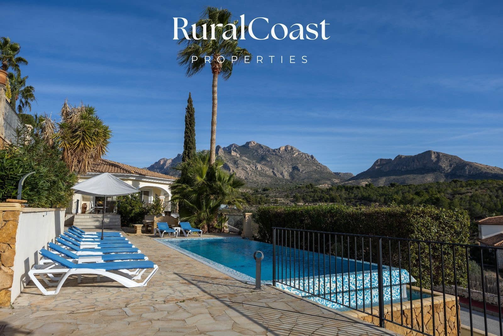 5 bedroom Villa for sale in Busot with pool garage - € 695,000 (Ref: 9496393)