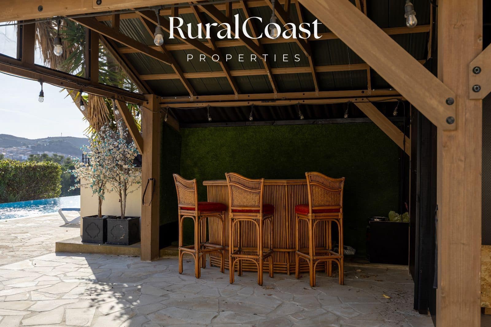 5 bedroom Villa for sale in Busot with pool garage - € 695,000 (Ref: 9496393)