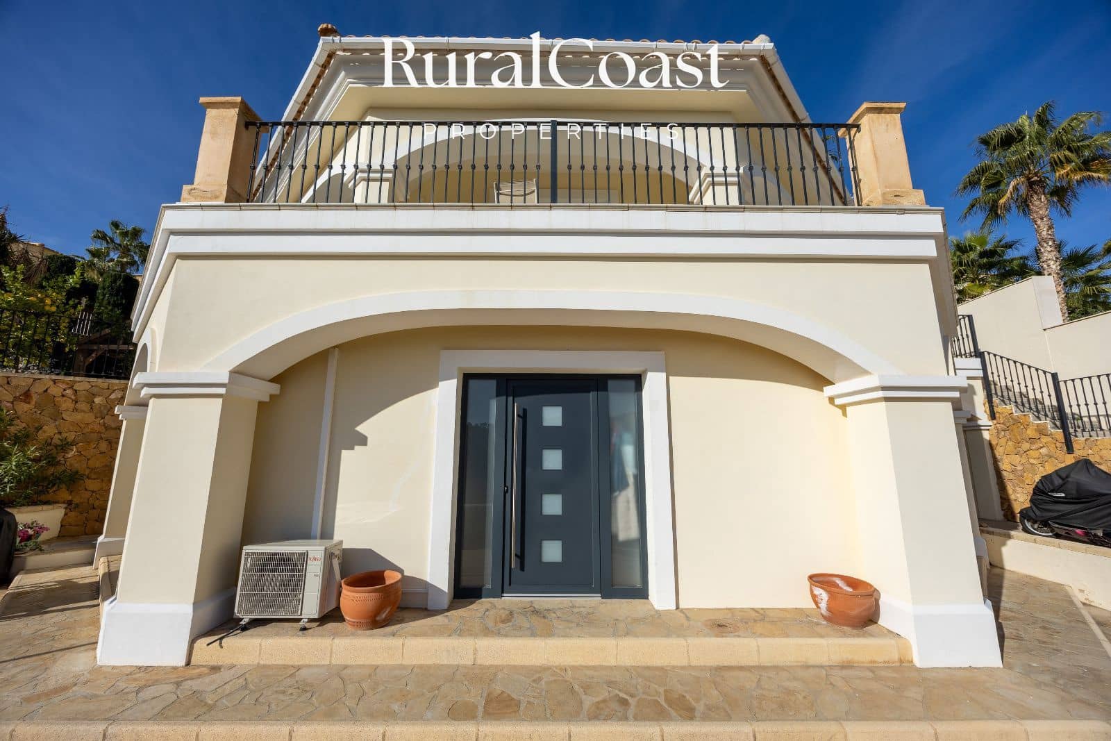 5 bedroom Villa for sale in Busot with pool garage - € 695,000 (Ref: 9496393)