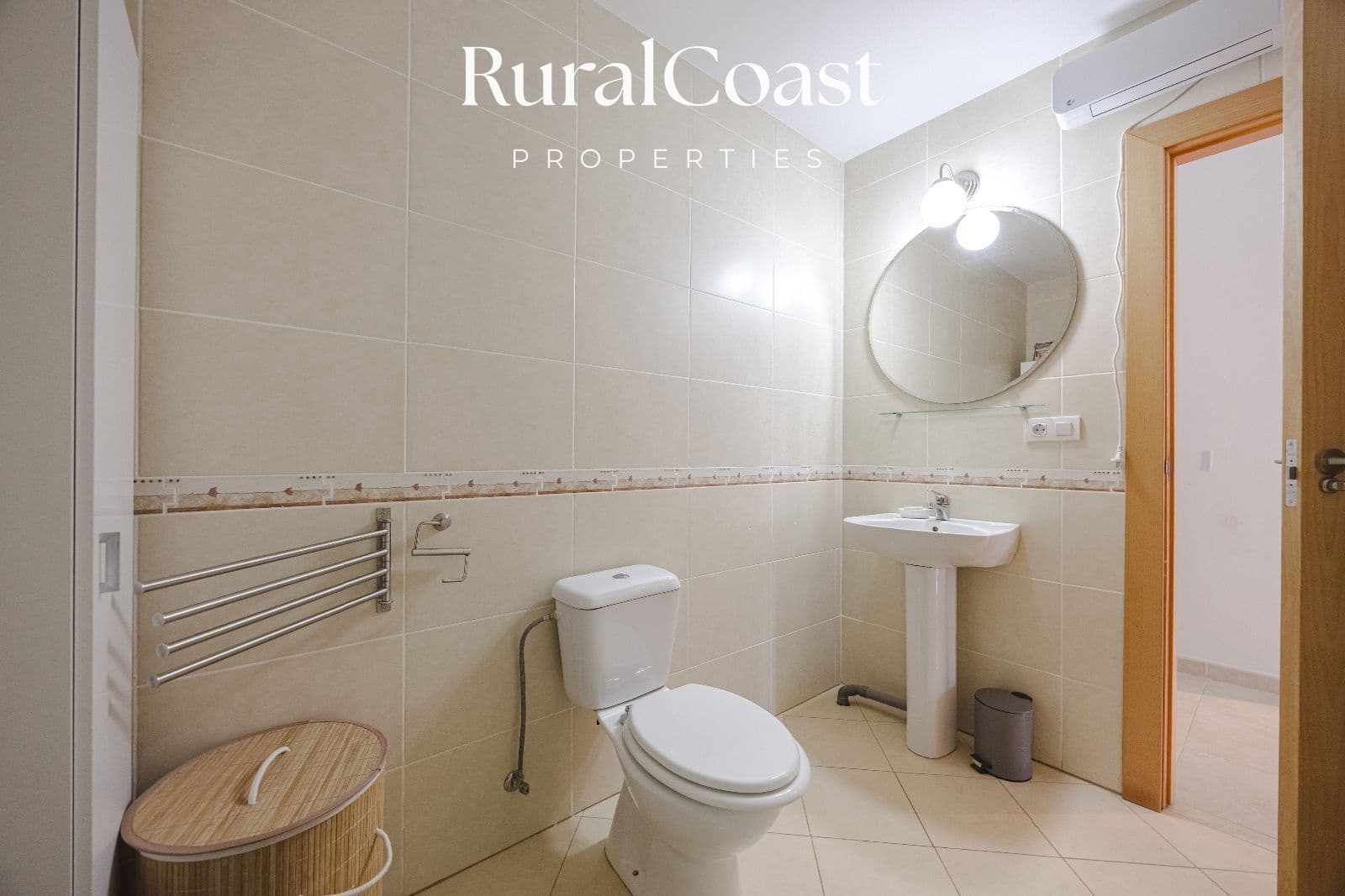 5 bedroom Villa for sale in Busot with pool garage - € 695,000 (Ref: 9496393)