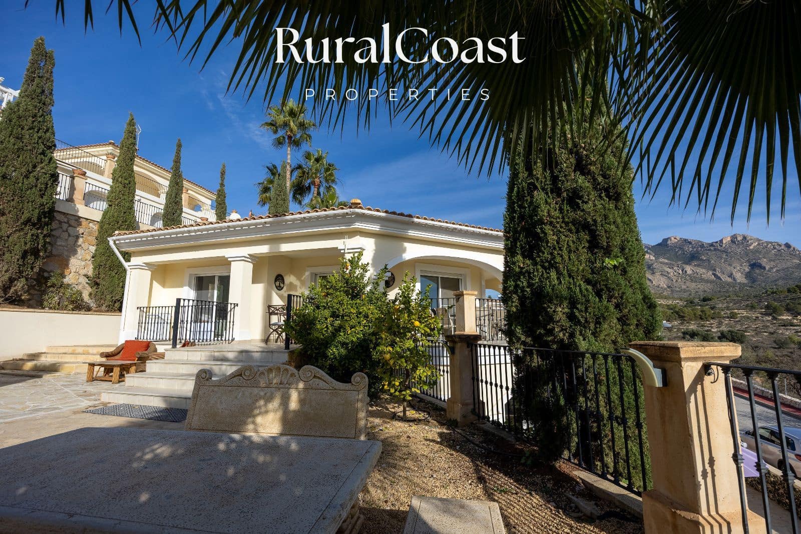 5 bedroom Villa for sale in Busot with pool garage - € 695,000 (Ref: 9496393)