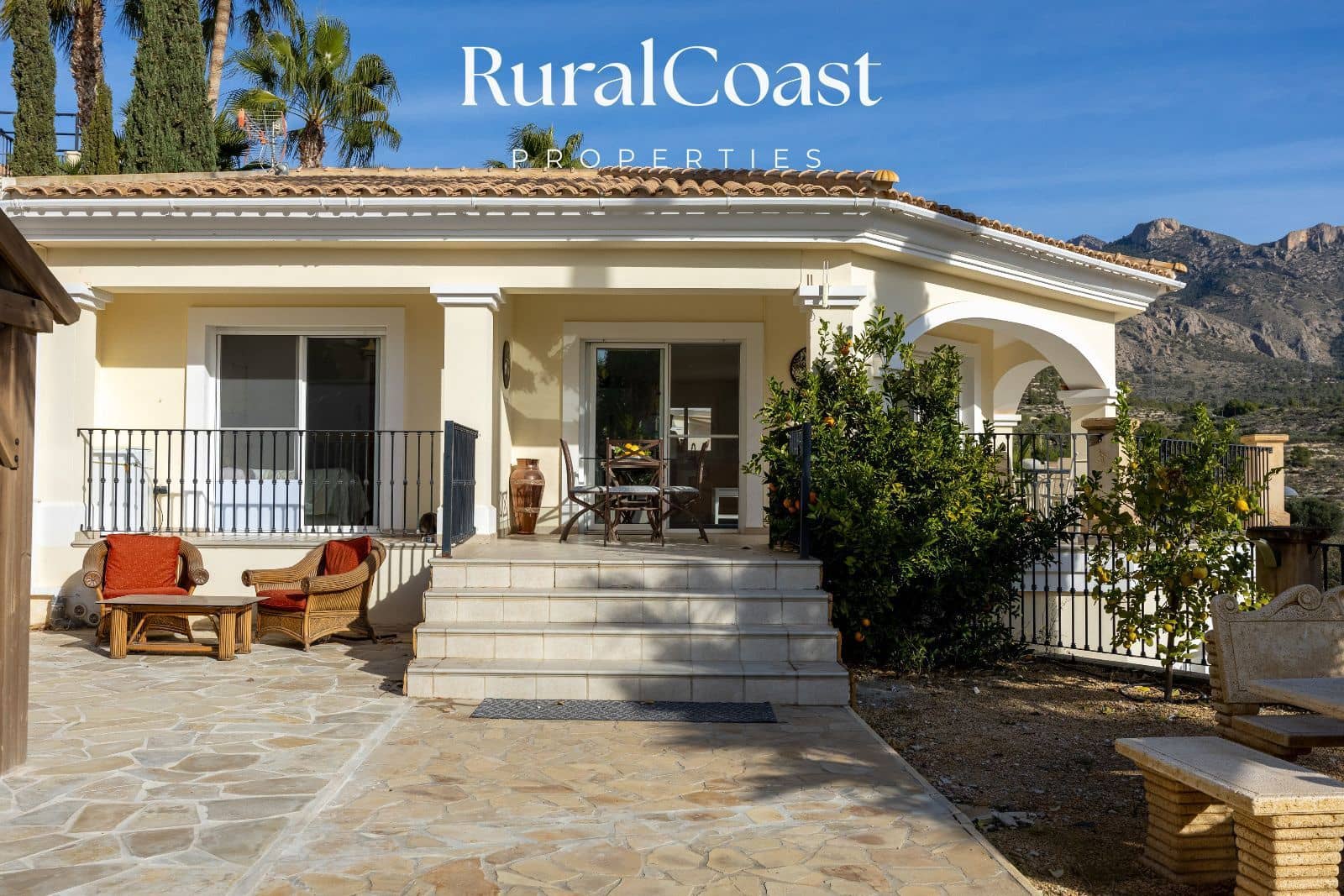 5 bedroom Villa for sale in Busot with pool garage - € 695,000 (Ref: 9496393)