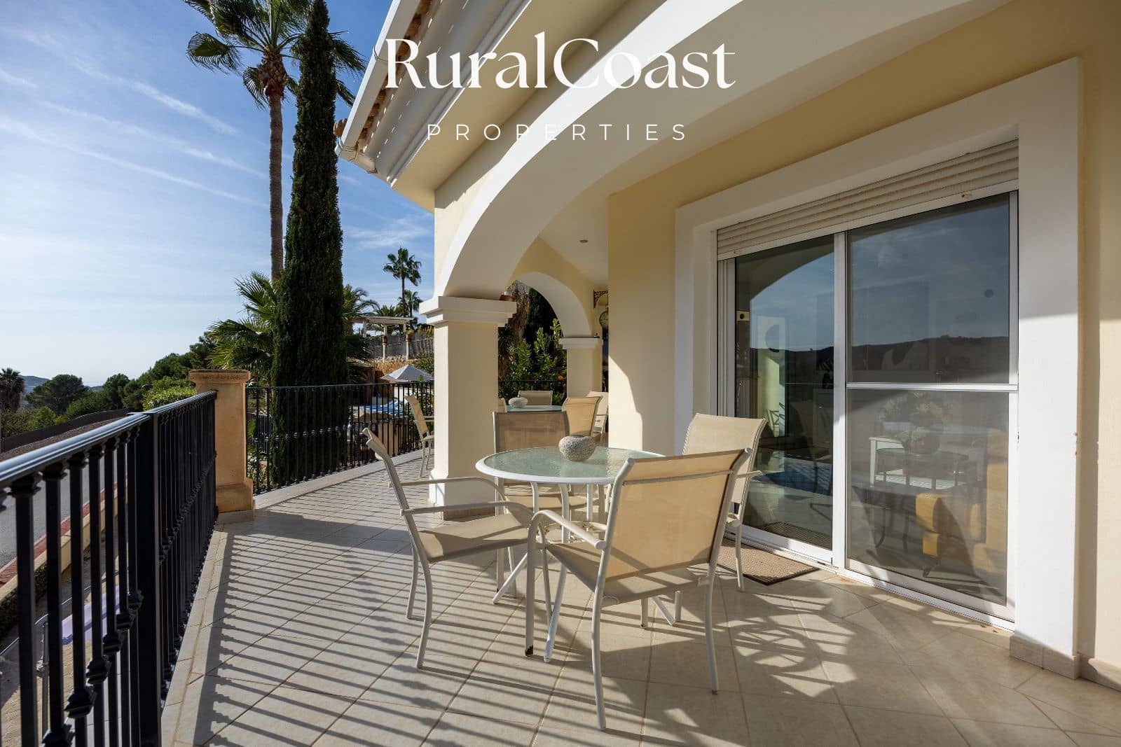 5 bedroom Villa for sale in Busot with pool garage - € 695,000 (Ref: 9496393)