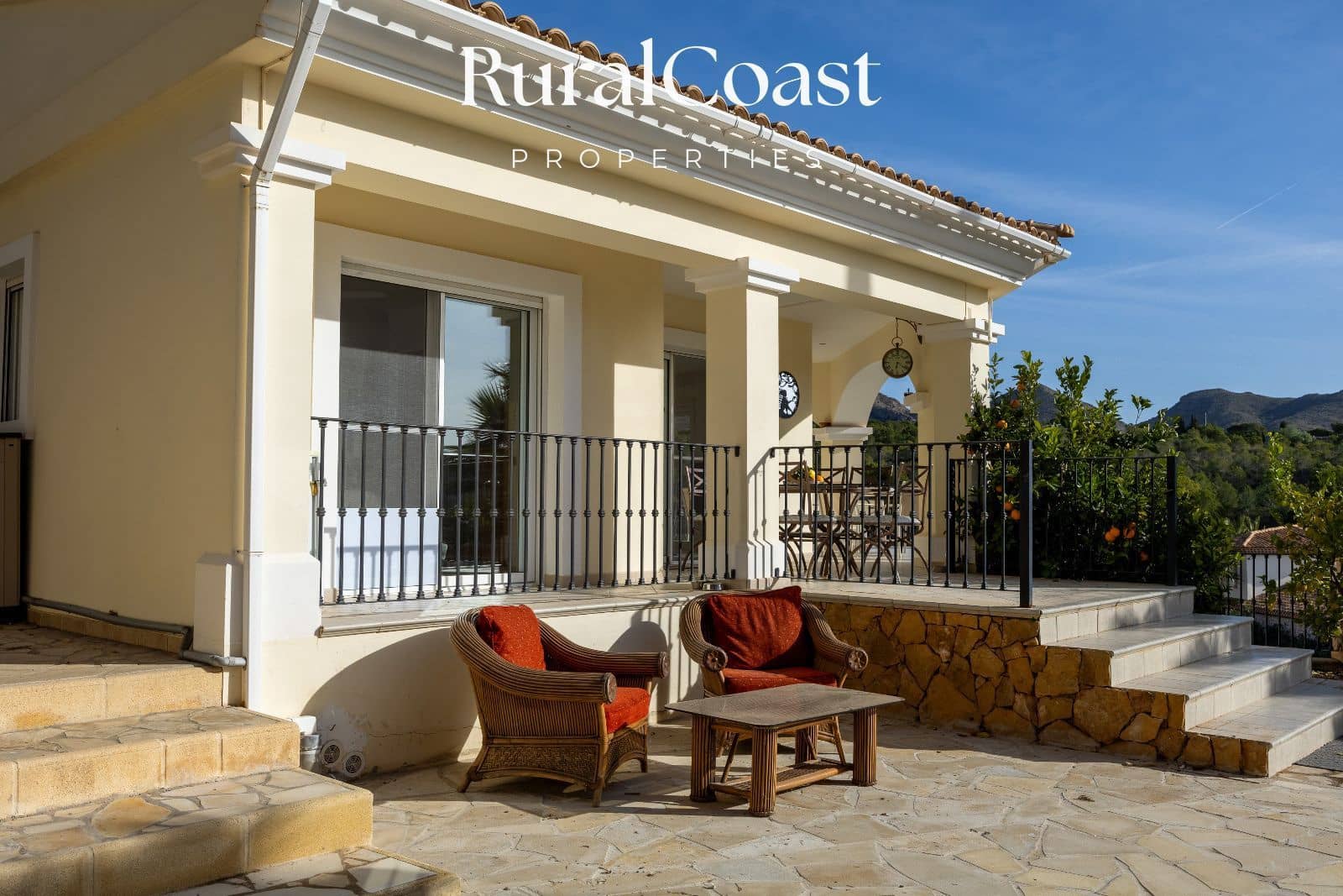 5 bedroom Villa for sale in Busot with pool garage - € 695,000 (Ref: 9496393)