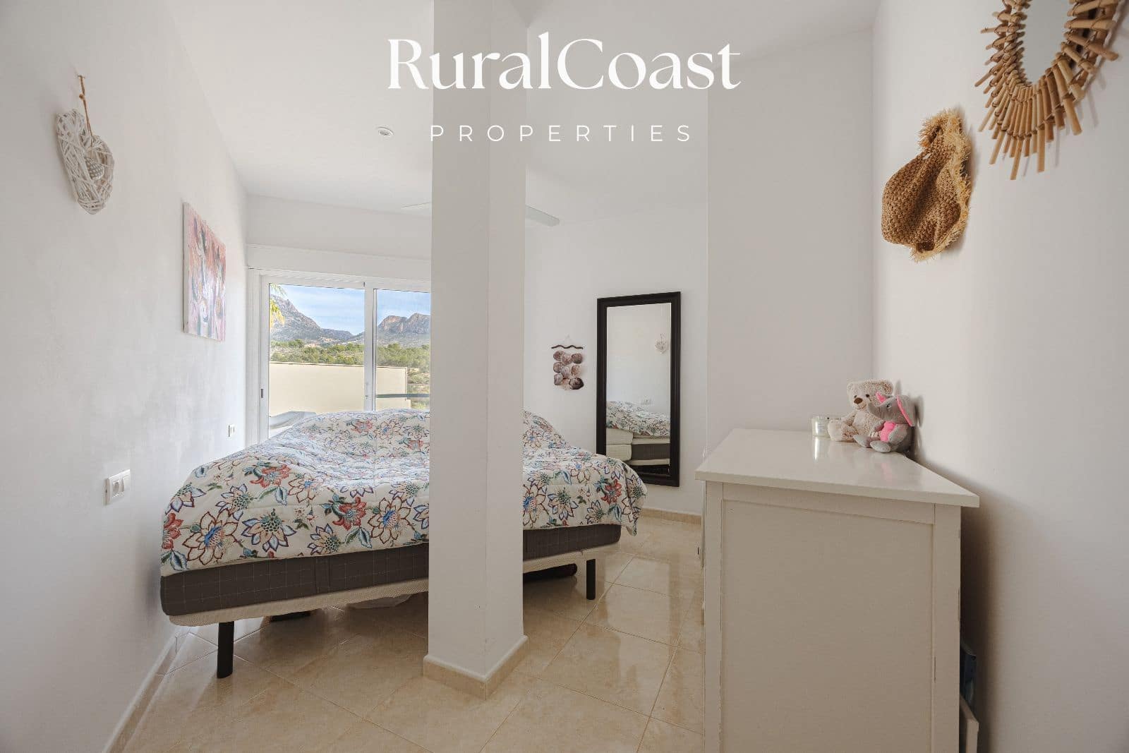 5 bedroom Villa for sale in Busot with pool garage - € 695,000 (Ref: 9496393)