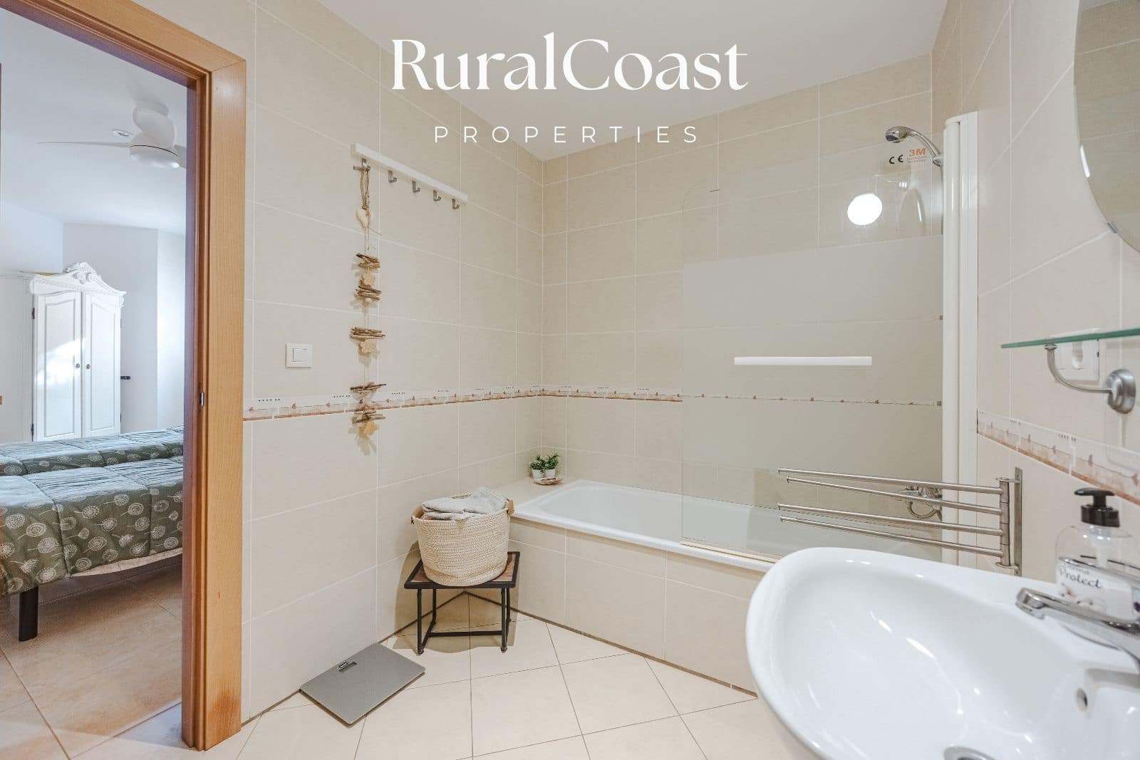 5 bedroom Villa for sale in Busot with pool garage - € 695,000 (Ref: 9496393)