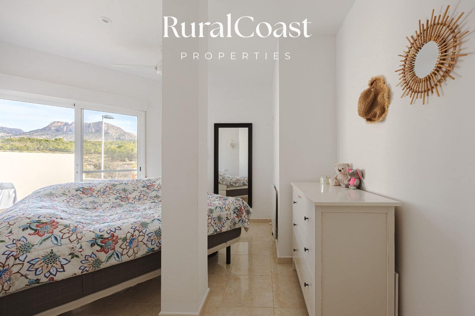 5 bedroom Villa for sale in Busot with pool garage - € 695,000 (Ref: 9496393)