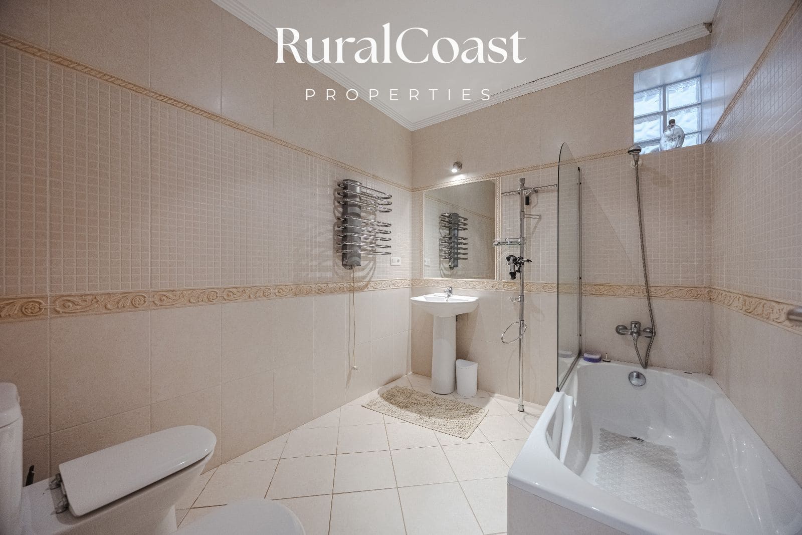 5 bedroom Villa for sale in Busot with pool garage - € 695,000 (Ref: 9496393)