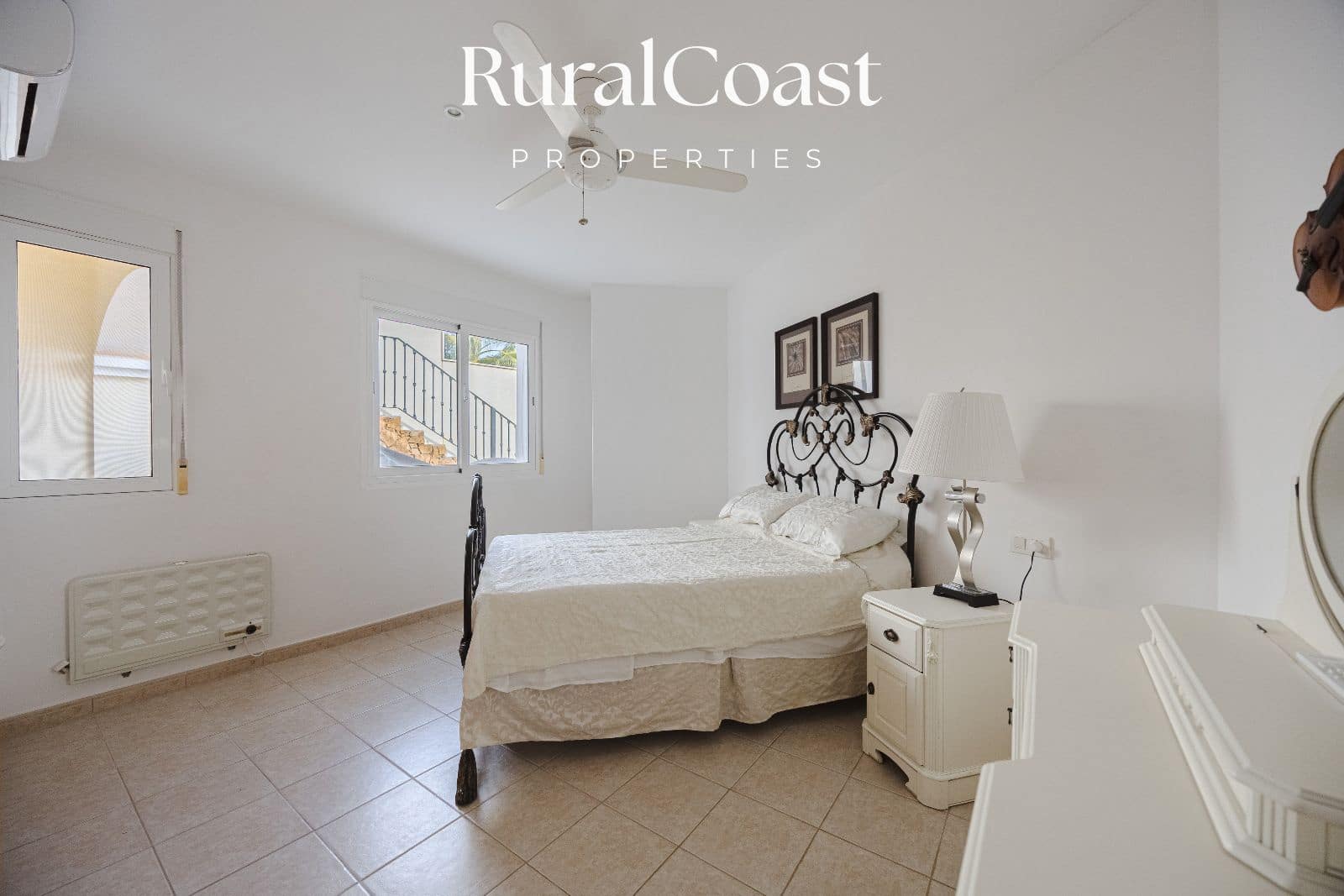 5 bedroom Villa for sale in Busot with pool garage - € 695,000 (Ref: 9496393)