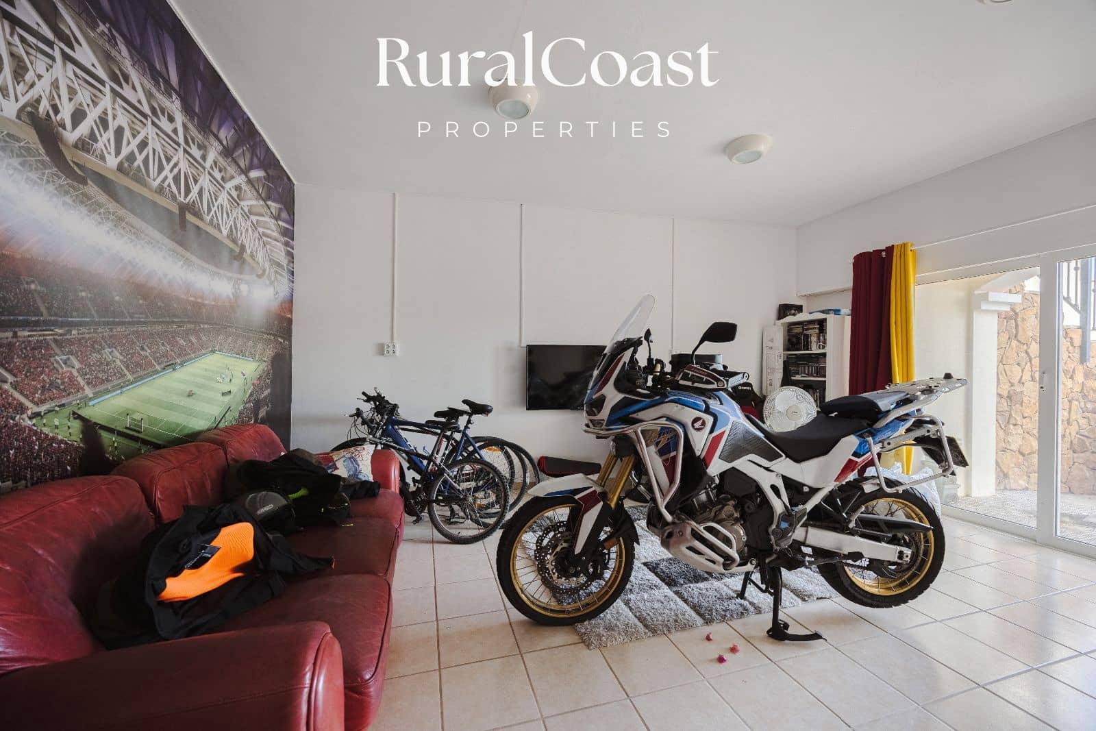 5 bedroom Villa for sale in Busot with pool garage - € 695,000 (Ref: 9496393)