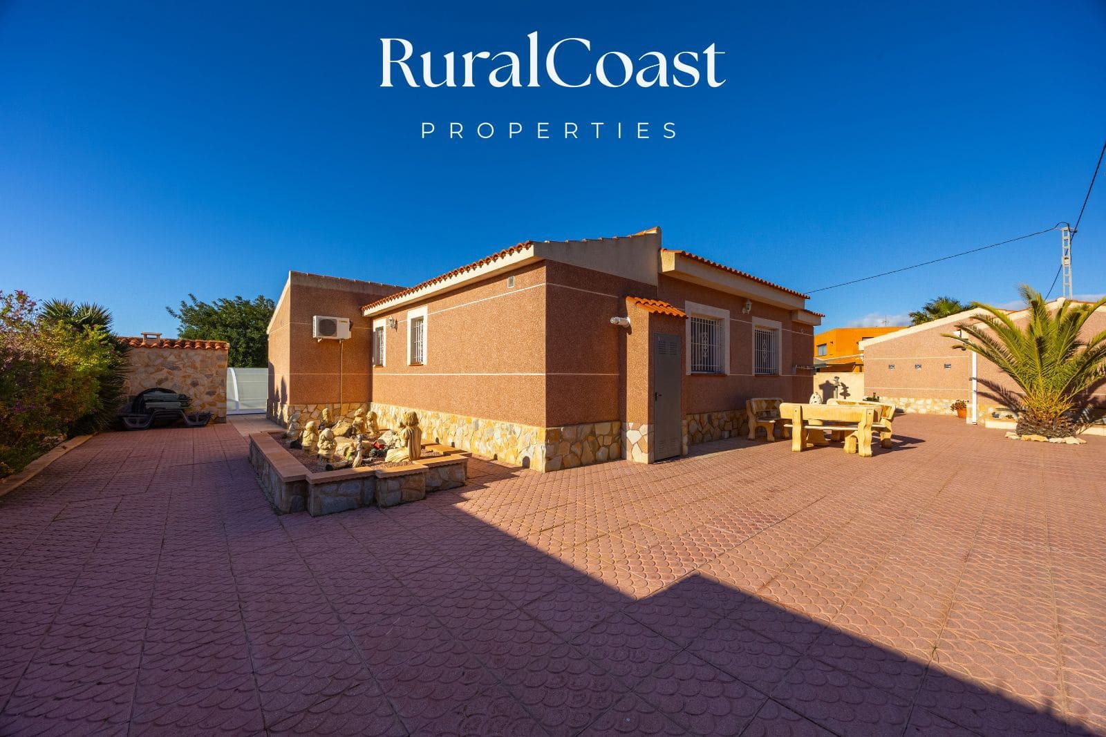 4 bedroom Villa for sale in Busot with pool garage - € 425,000 (Ref: 9560669)