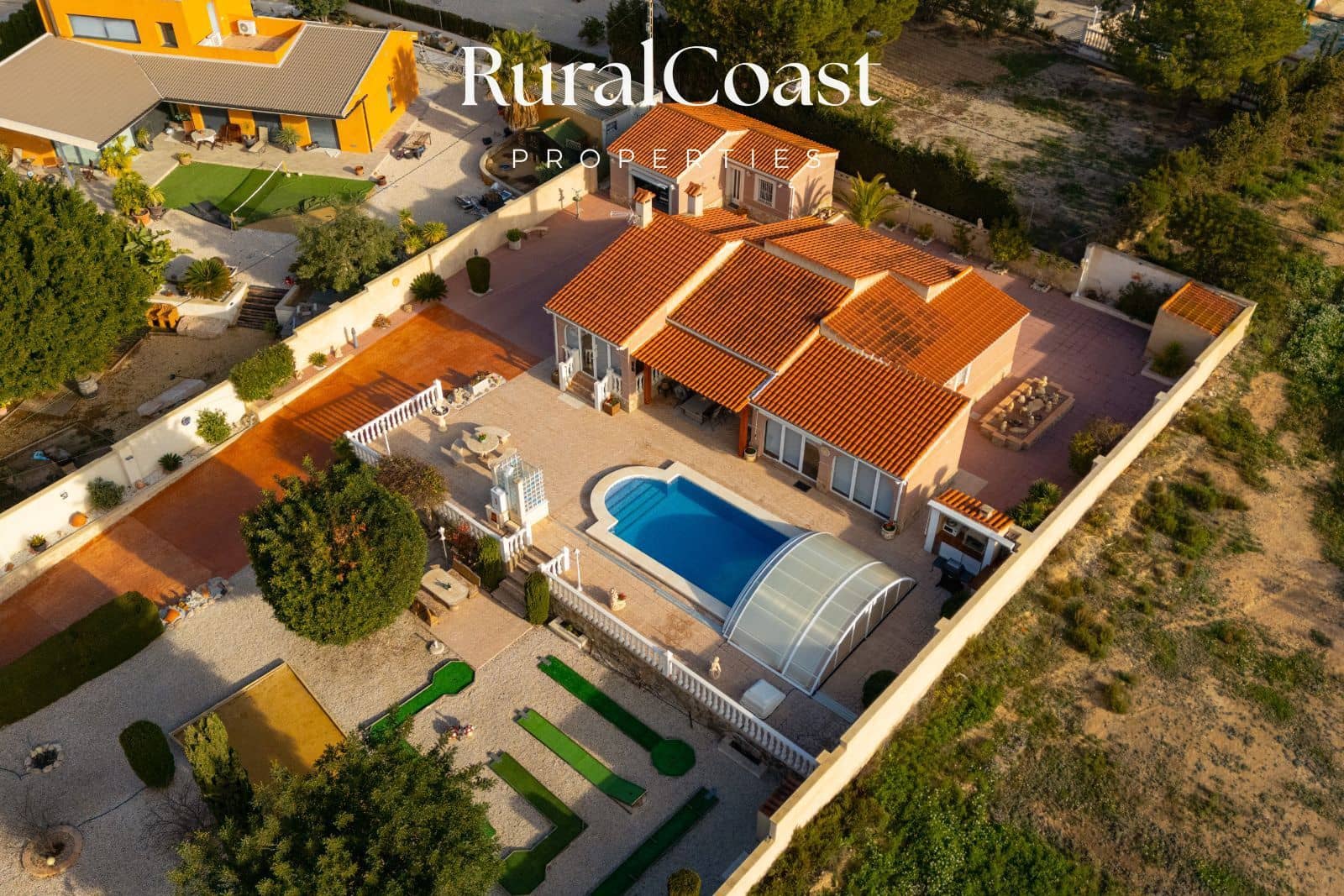 4 bedroom Villa for sale in Busot with pool garage - € 425,000 (Ref: 9560669)