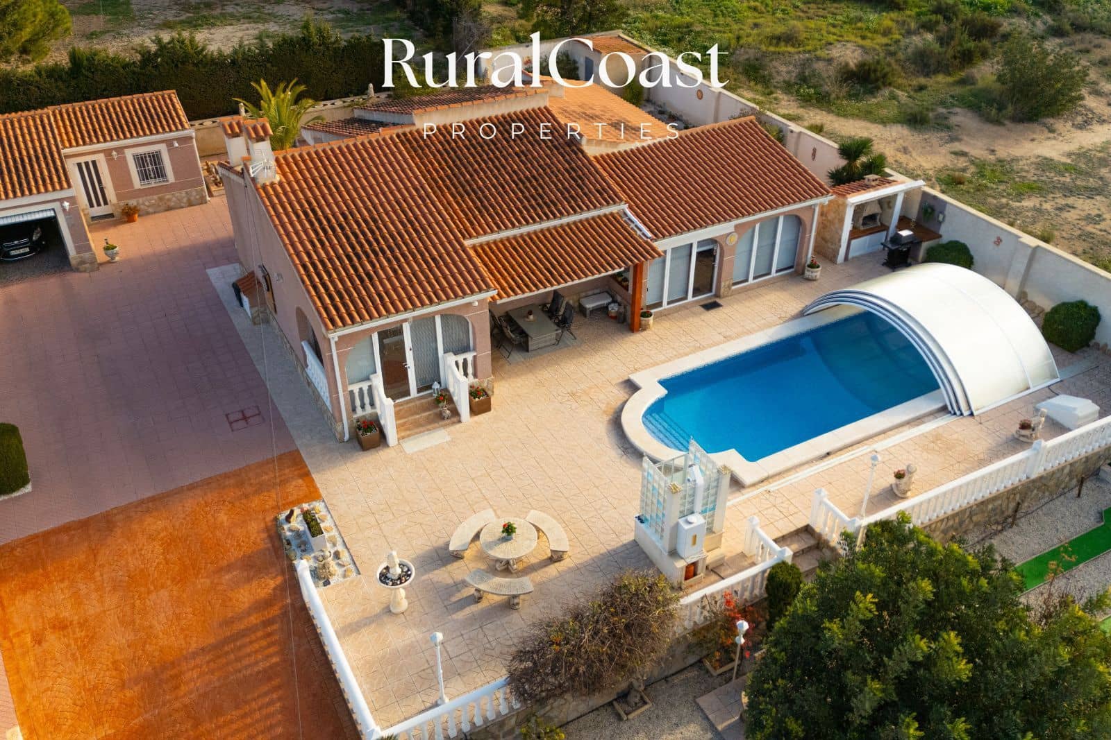4 bedroom Villa for sale in Busot with pool garage - € 425,000 (Ref: 9560669)