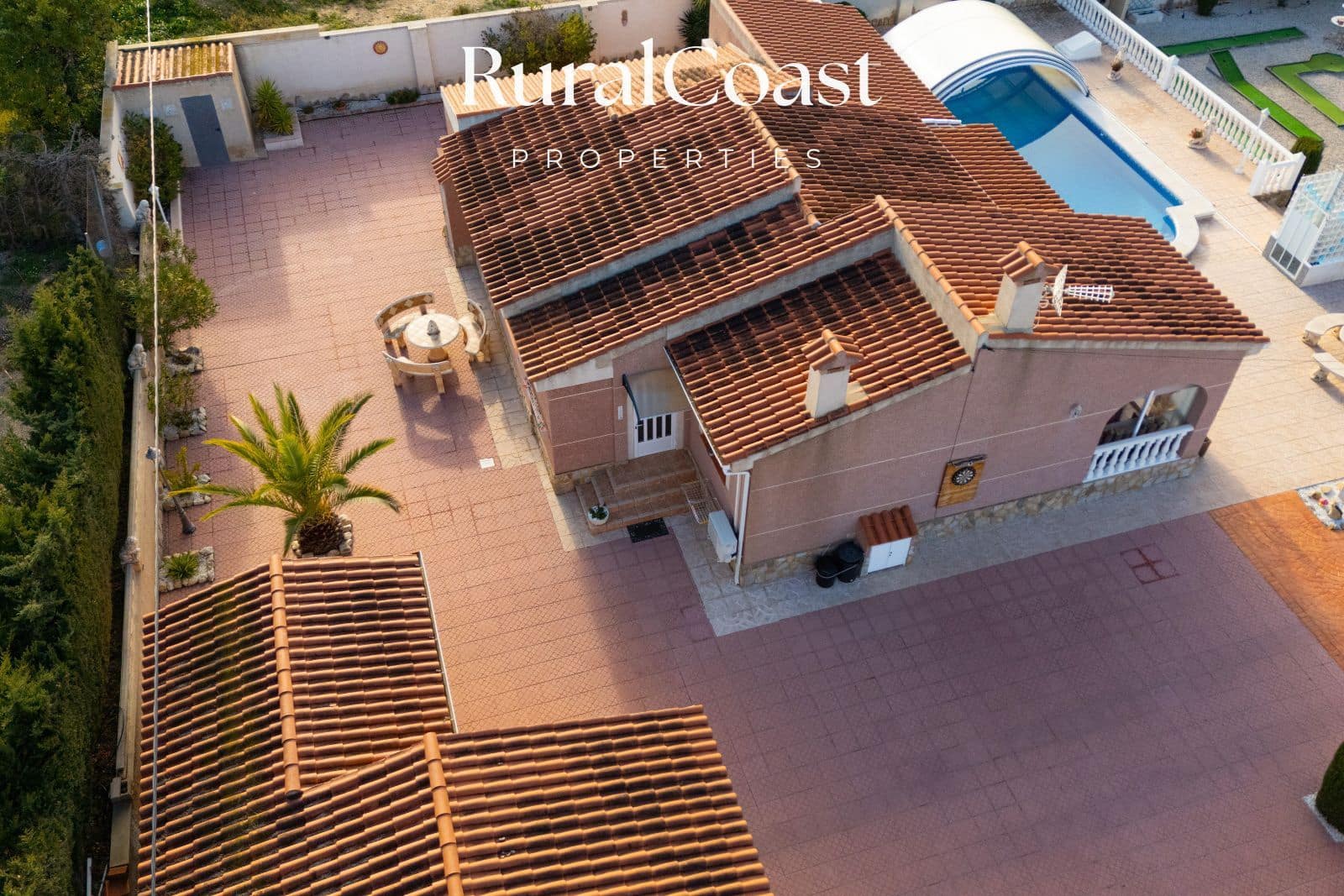 4 bedroom Villa for sale in Busot with pool garage - € 425,000 (Ref: 9560669)