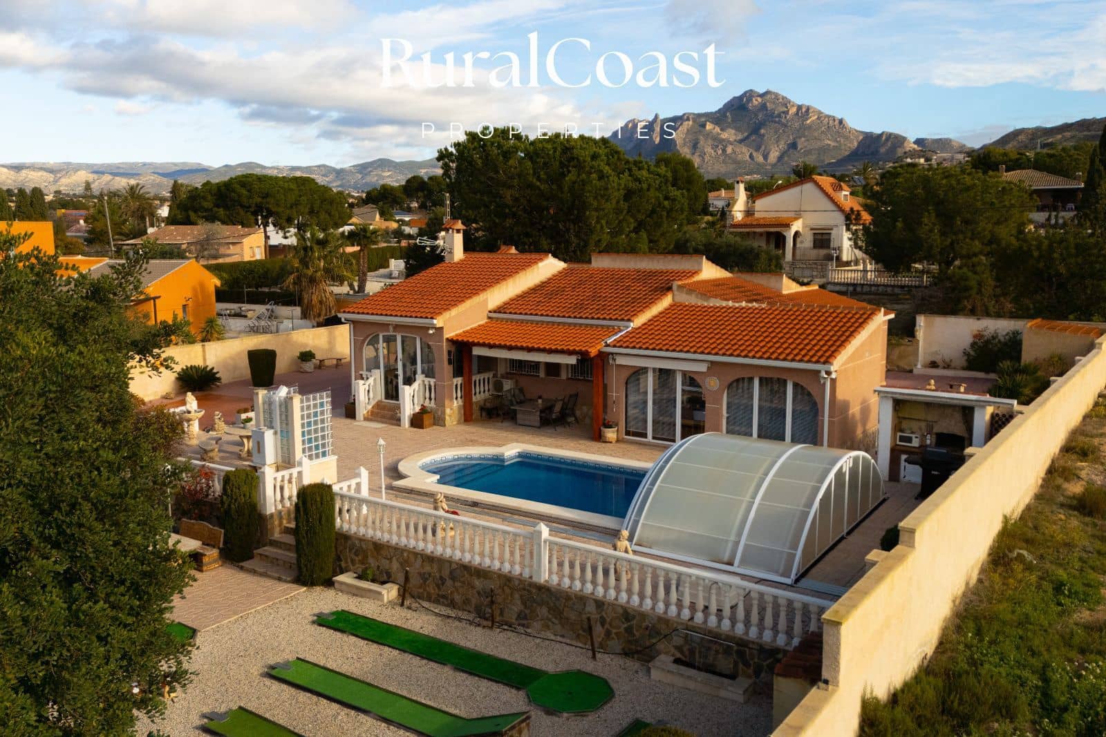 4 bedroom Villa for sale in Busot with pool garage - € 425,000 (Ref: 9560669)