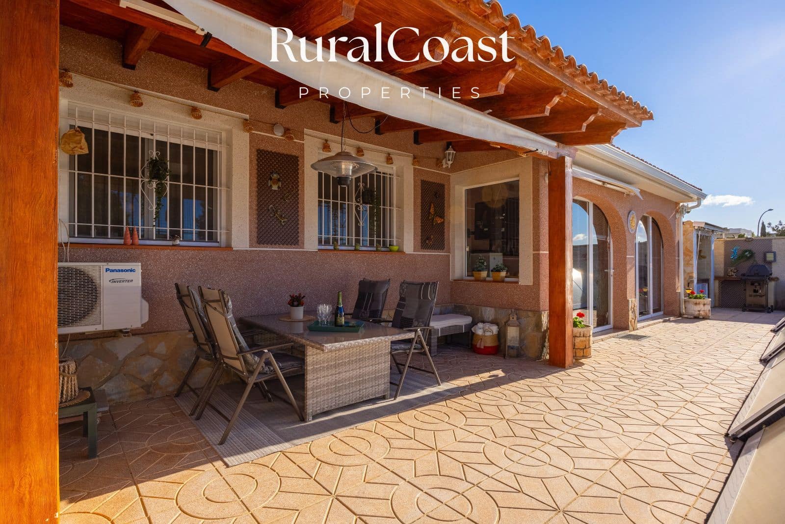 4 bedroom Villa for sale in Busot with pool garage - € 425,000 (Ref: 9560669)