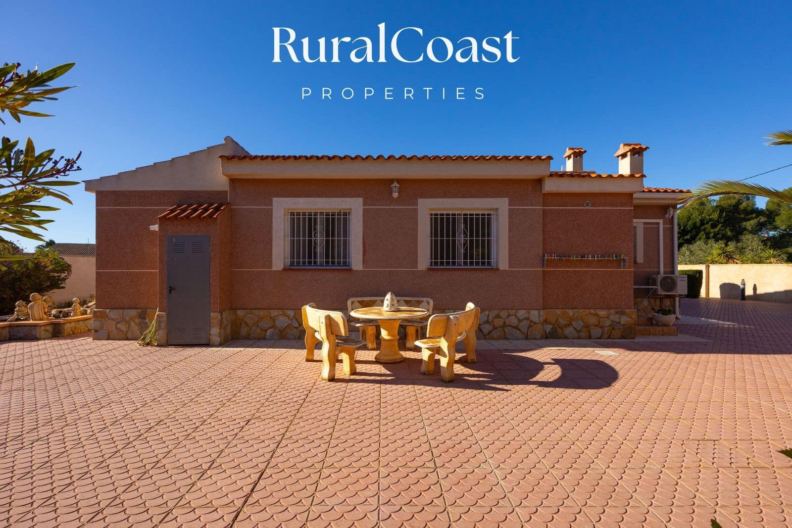 4 bedroom Villa for sale in Busot with pool garage - € 425,000 (Ref: 9560669)