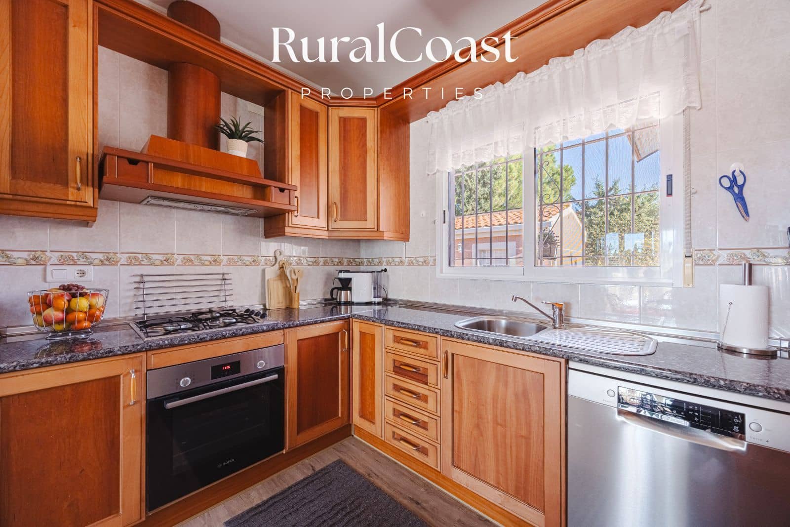 4 bedroom Villa for sale in Busot with pool garage - € 425,000 (Ref: 9560669)