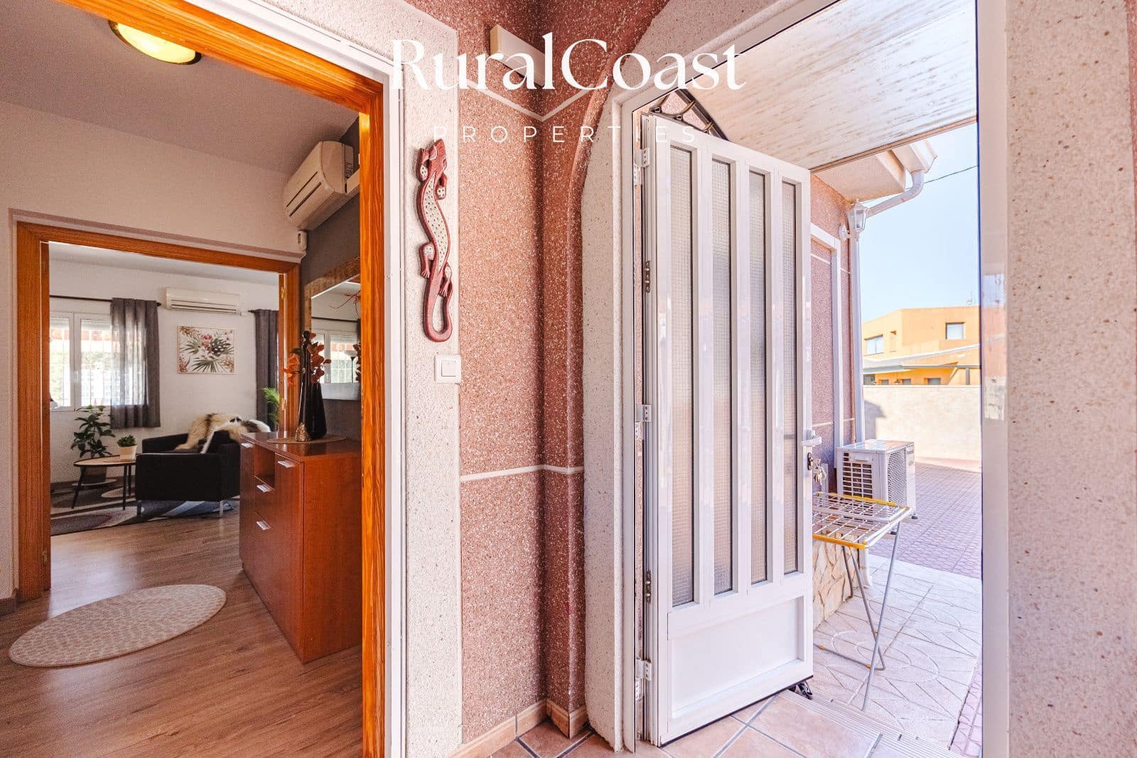 4 bedroom Villa for sale in Busot with pool garage - € 425,000 (Ref: 9560669)