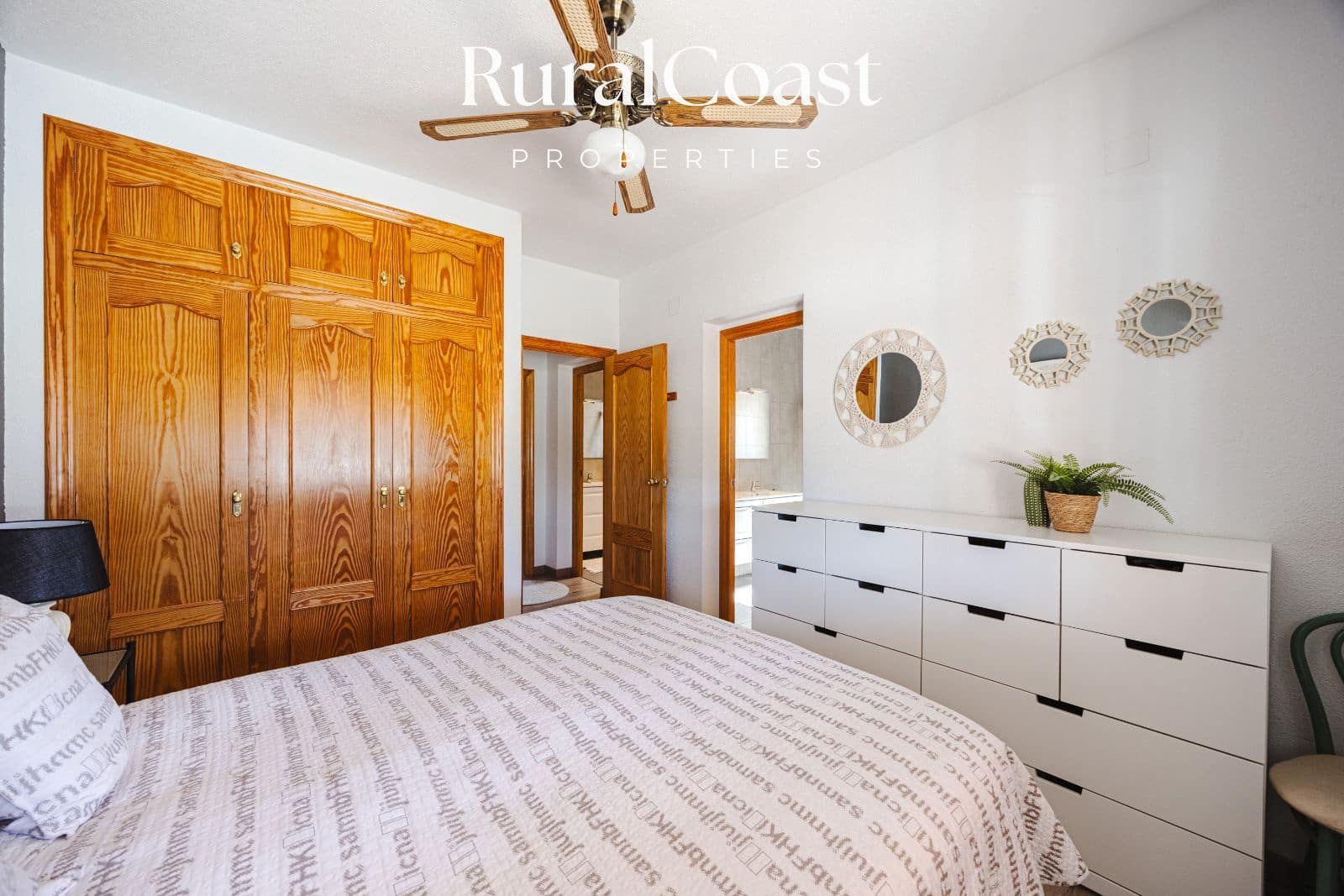 4 bedroom Villa for sale in Busot with pool garage - € 425,000 (Ref: 9560669)