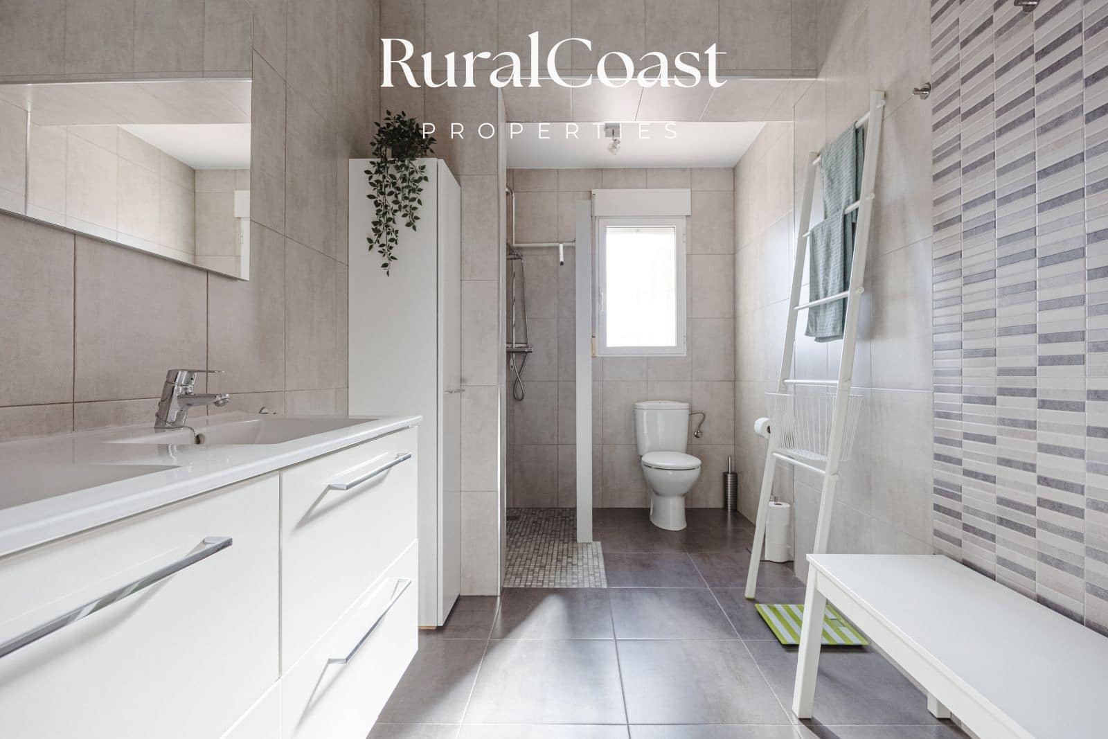 4 bedroom Villa for sale in Busot with pool garage - € 425,000 (Ref: 9560669)