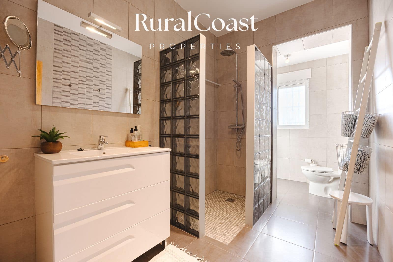 4 bedroom Villa for sale in Busot with pool garage - € 425,000 (Ref: 9560669)