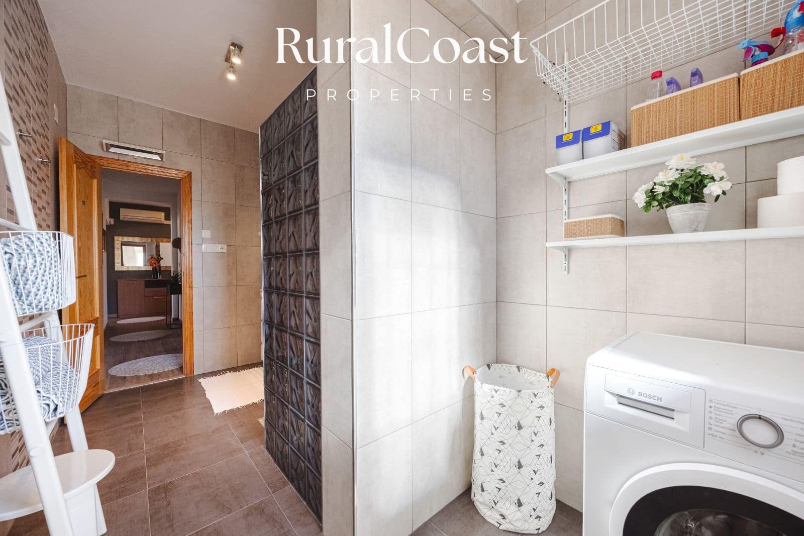 4 bedroom Villa for sale in Busot with pool garage - € 425,000 (Ref: 9560669)