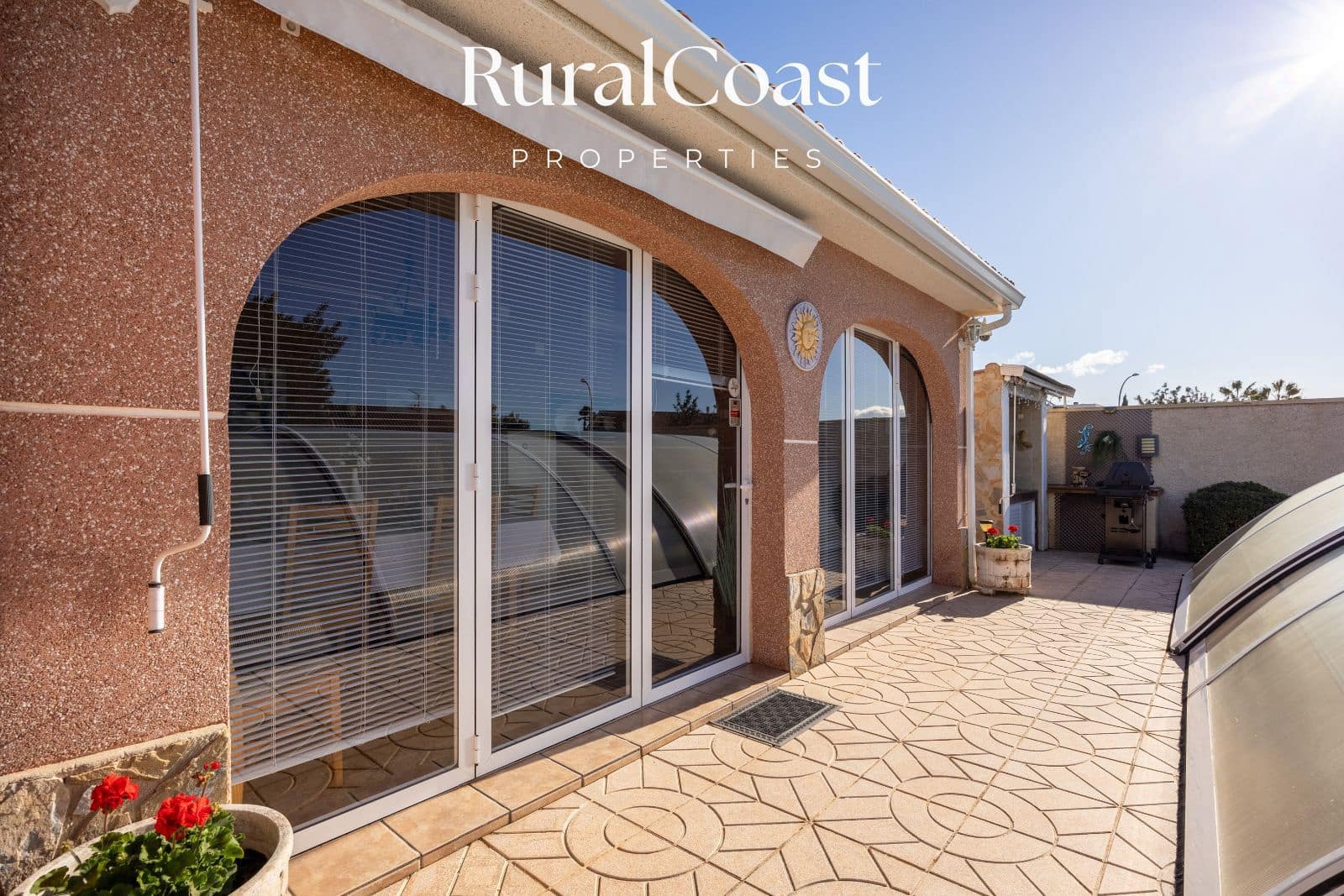 4 bedroom Villa for sale in Busot with pool garage - € 425,000 (Ref: 9560669)