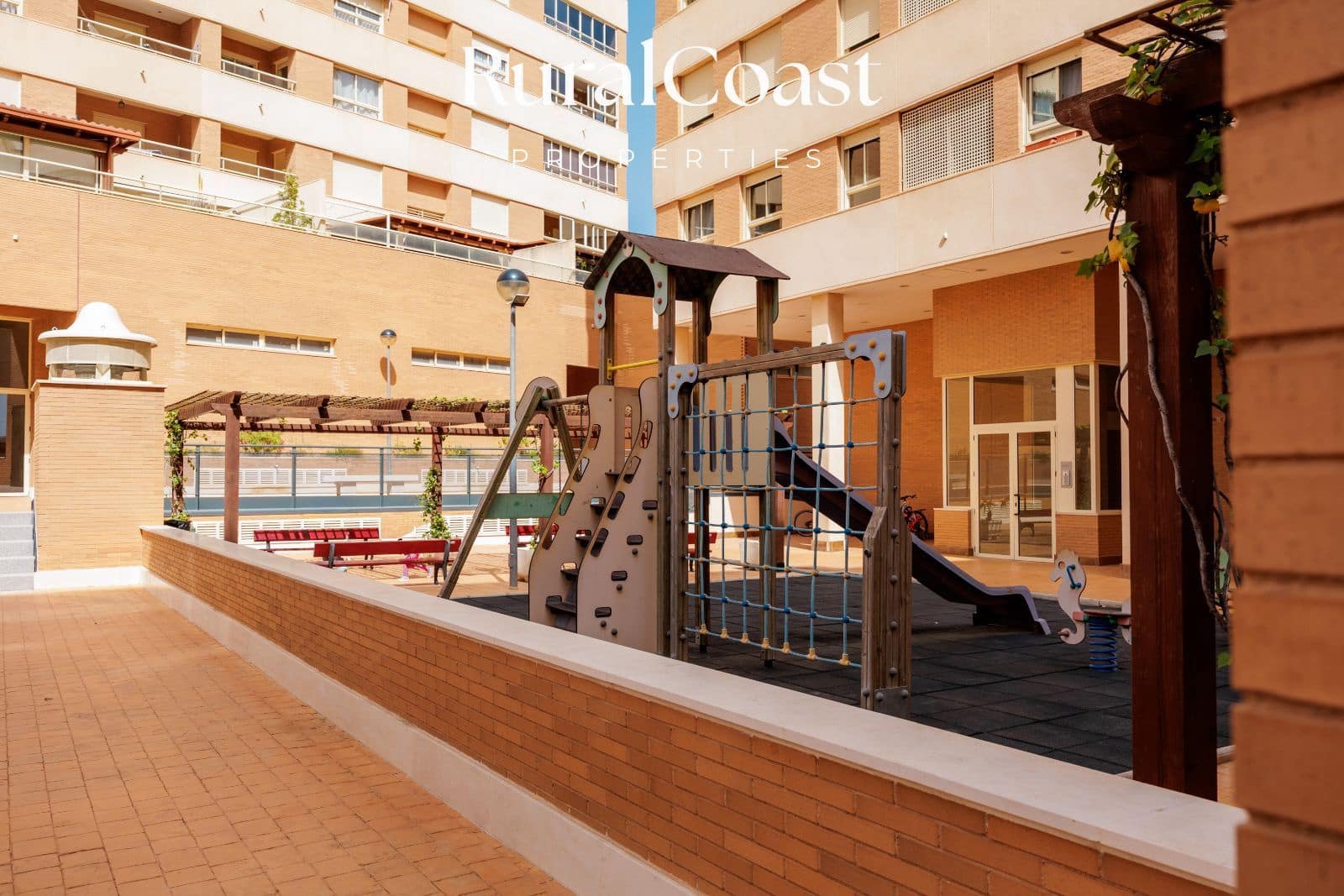 2 soverom Leilighet til salgs i Alicante by med svømmebasseng garasje - € 319 000 (Ref: 9778773)