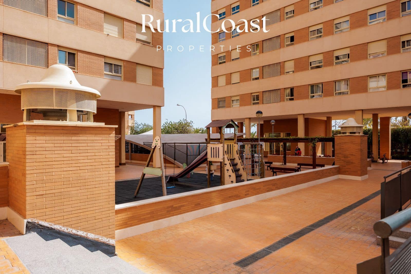 2 soverom Leilighet til salgs i Alicante by med svømmebasseng garasje - € 319 000 (Ref: 9778773)