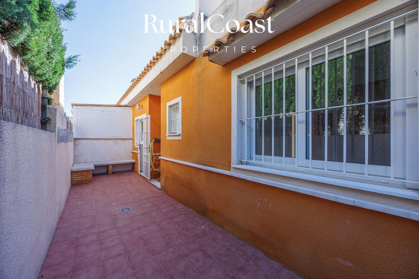 2 bedroom Townhouse for sale in Busot with pool garage - € 220,000 (Ref: 9844587)