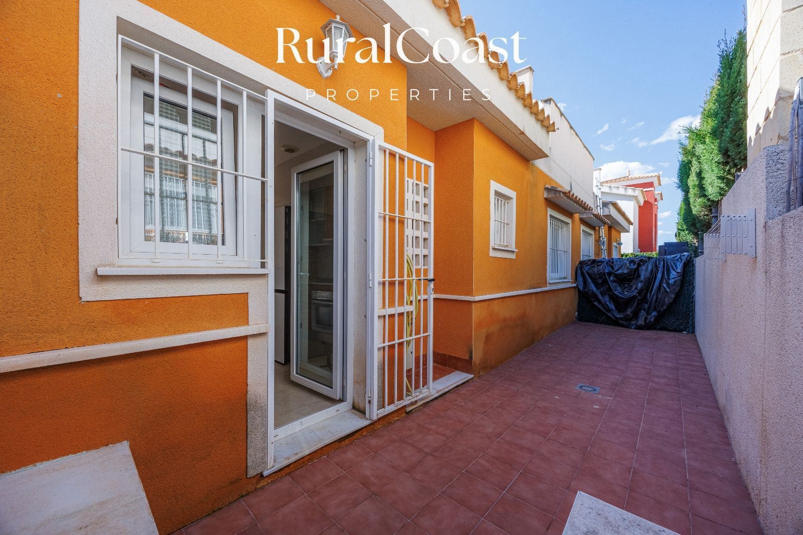 2 bedroom Townhouse for sale in Busot with pool garage - € 220,000 (Ref: 9844587)