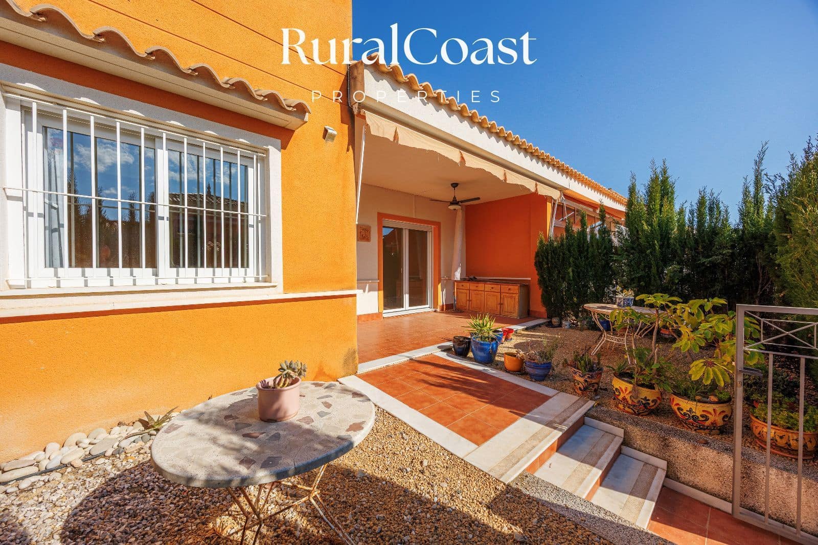 2 bedroom Townhouse for sale in Busot with pool garage - € 220,000 (Ref: 9844587)