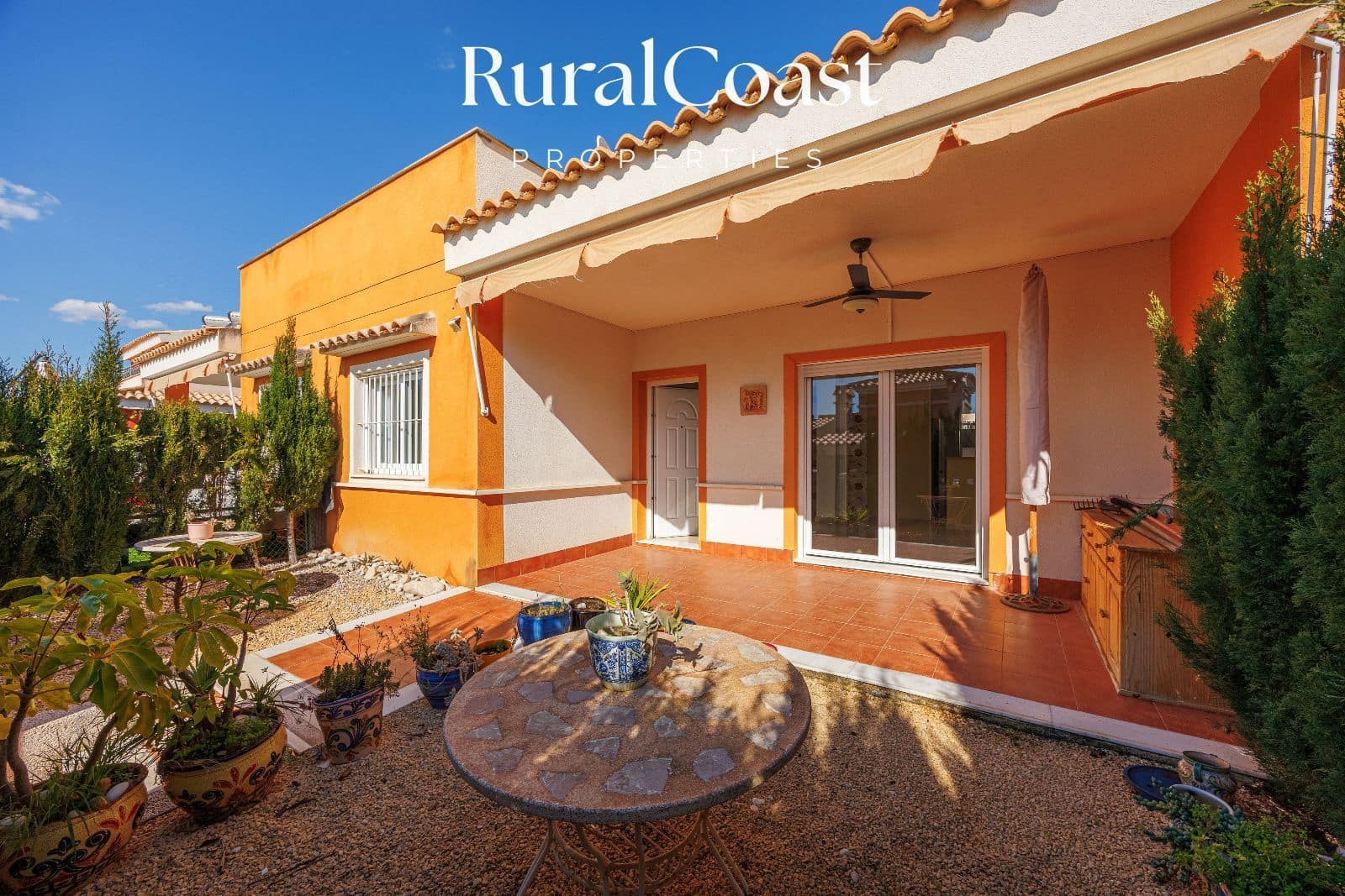 2 bedroom Townhouse for sale in Busot with pool garage - € 220,000 (Ref: 9844587)