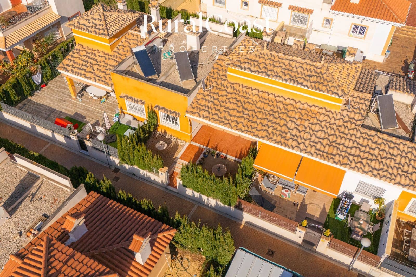 2 bedroom Townhouse for sale in Busot with pool garage - € 220,000 (Ref: 9844587)