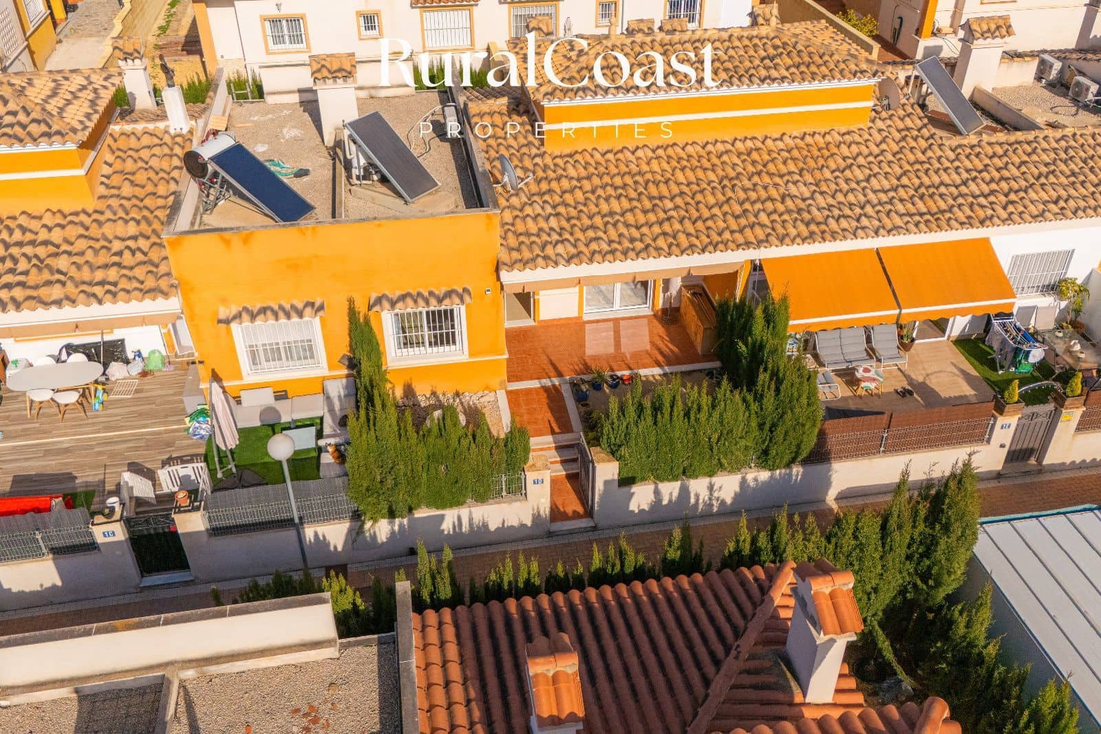 2 bedroom Townhouse for sale in Busot with pool garage - € 220,000 (Ref: 9844587)