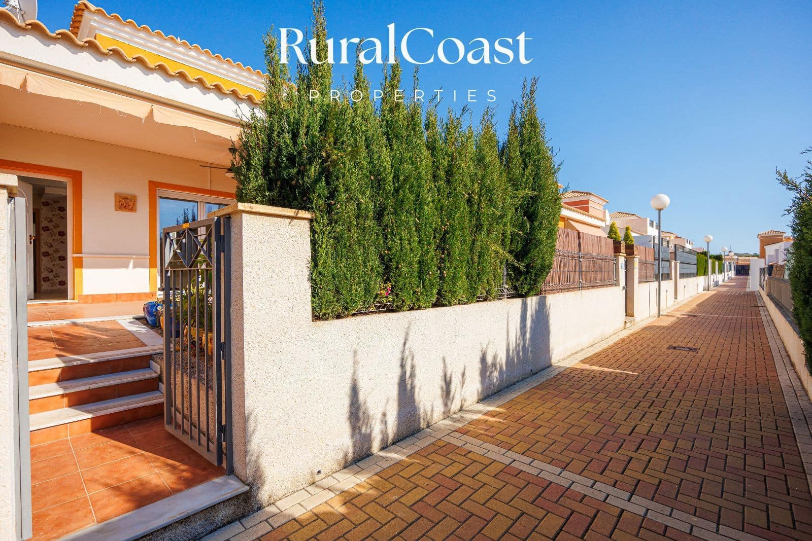 2 bedroom Townhouse for sale in Busot with pool garage - € 220,000 (Ref: 9844587)