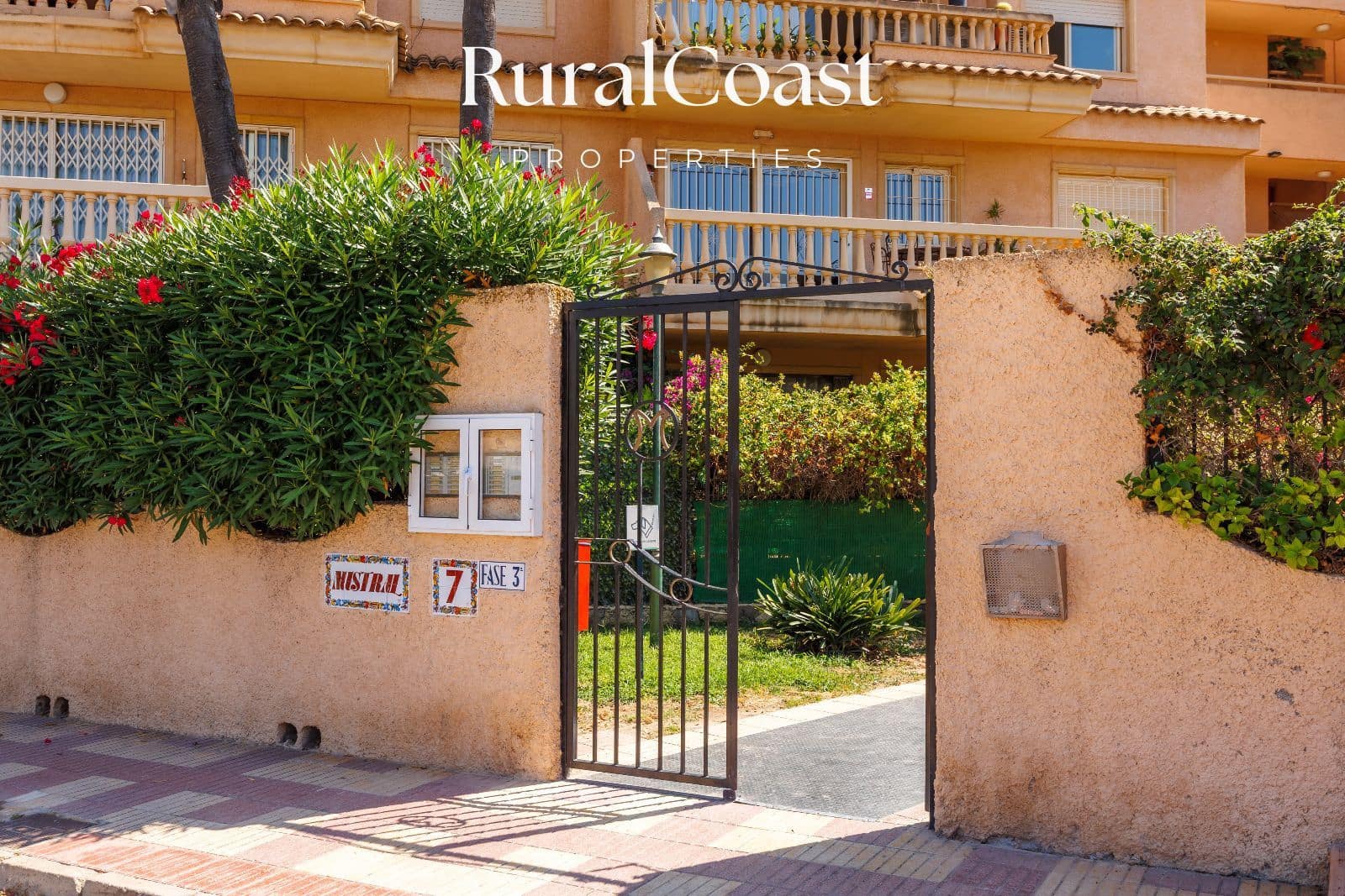 2 bedroom Flat for sale in El Campello with pool garage - € 295,000 (Ref: 9998009)